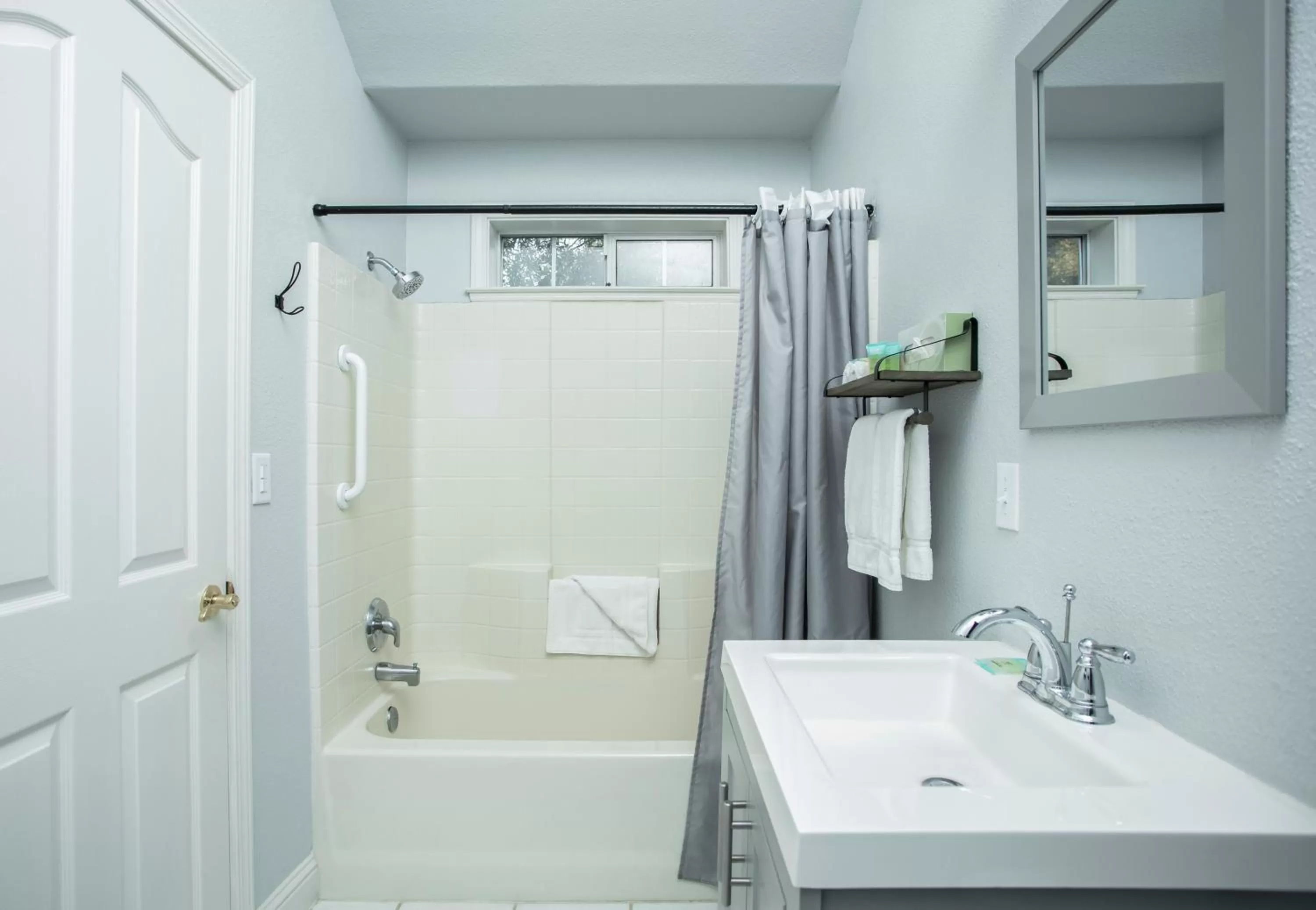 Bathroom in Hounds Tooth Inn
