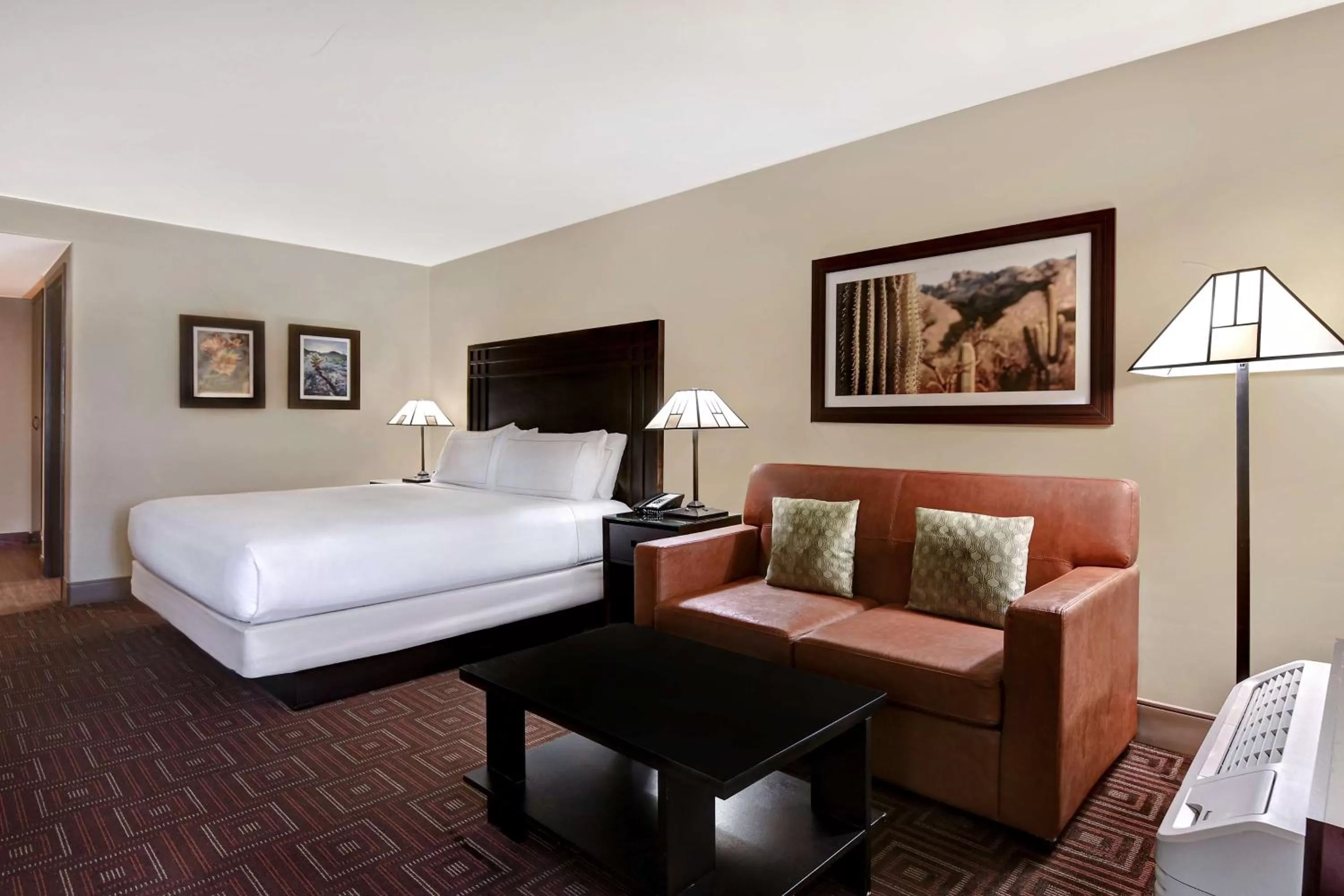 Living room, Bed in DoubleTree by Hilton Phoenix- Tempe