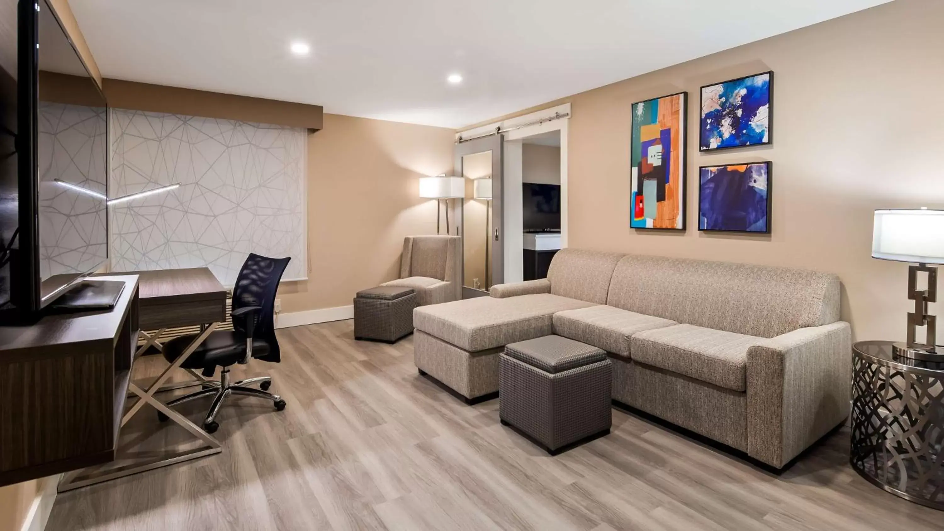 Photo of the whole room, Seating Area in Best Western Plus Greenville I-385 Inn & Suites