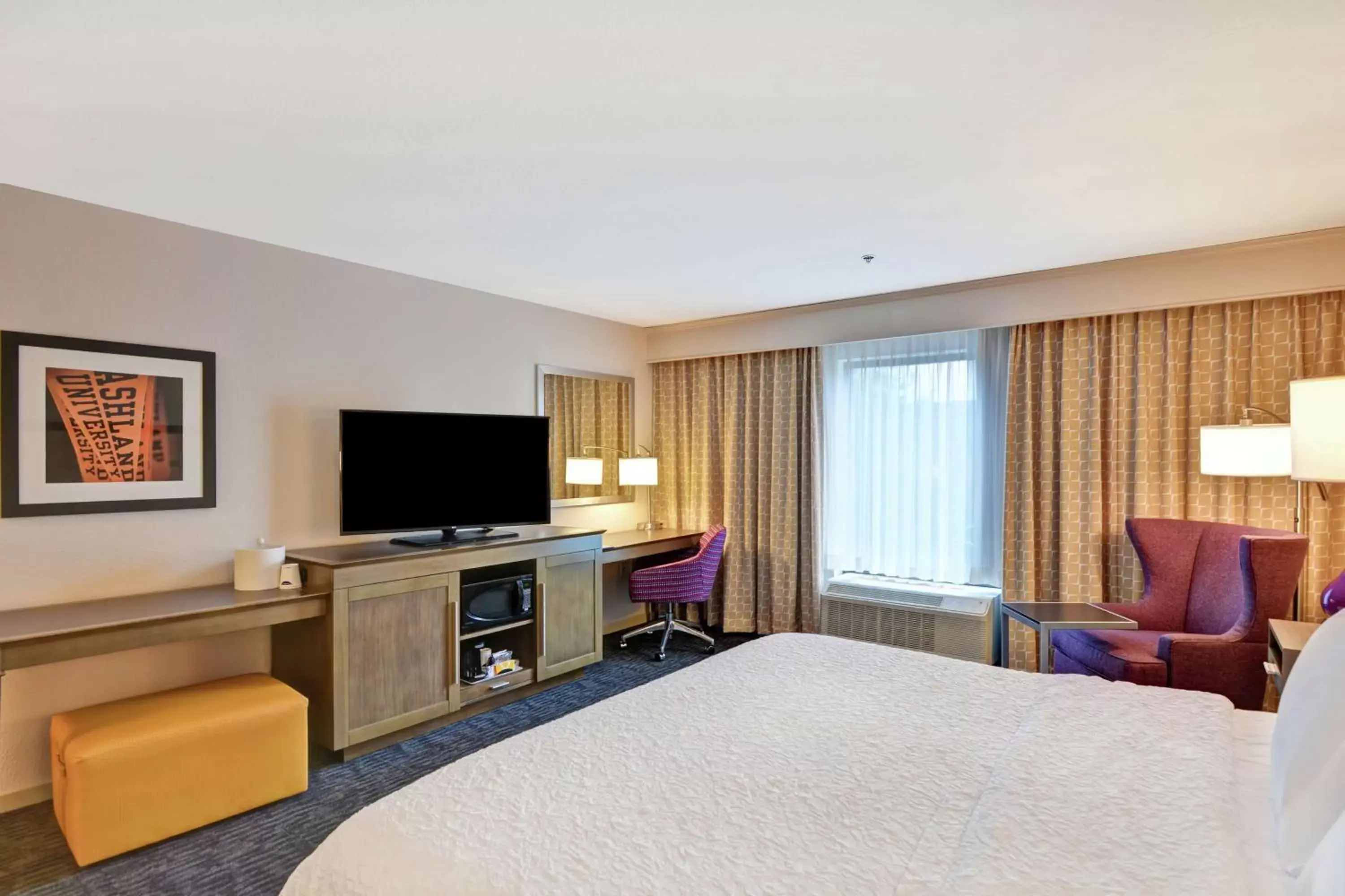 Bedroom, TV/Entertainment Center in Hampton Inn By Hilton Suites Ashland, Ohio