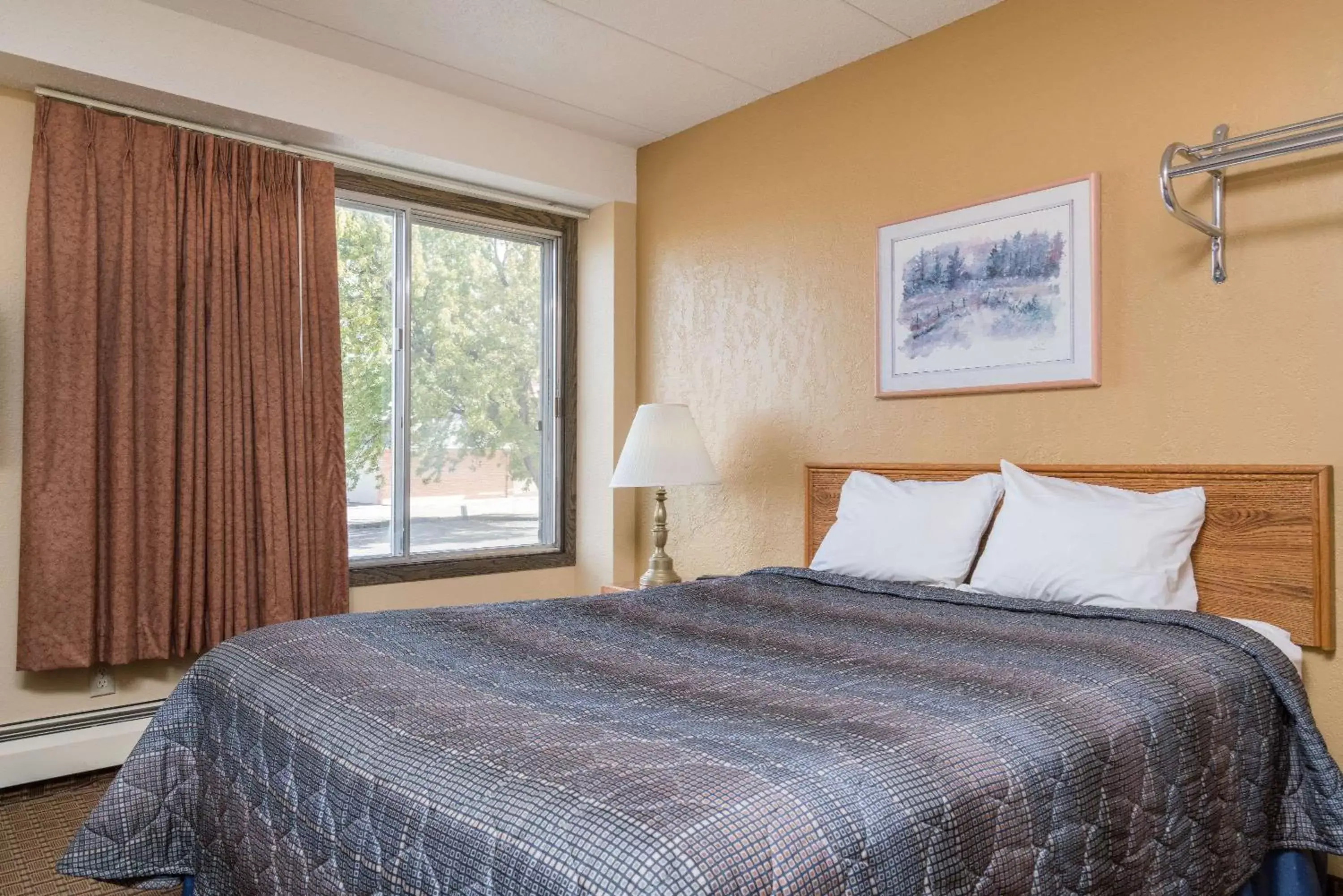 Photo of the whole room, Bed in Super 8 by Wyndham Owatonna