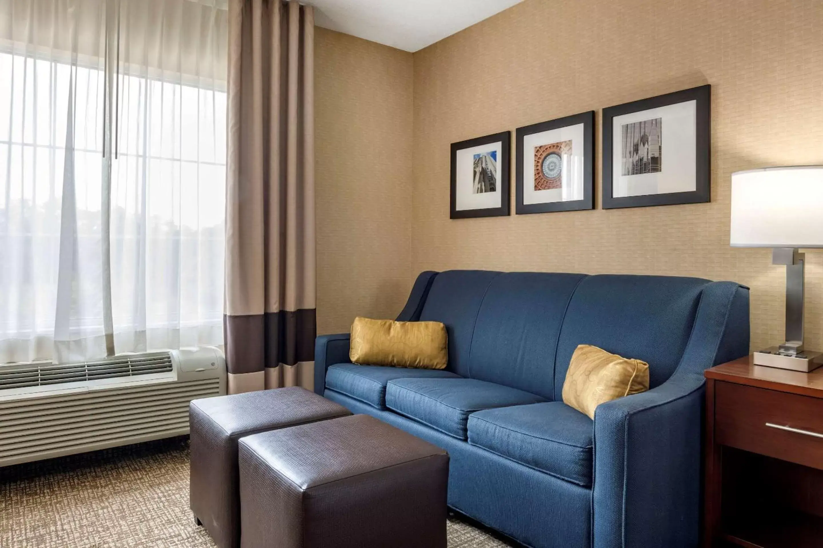 Photo of the whole room, Seating Area in Comfort Inn Meadowlands