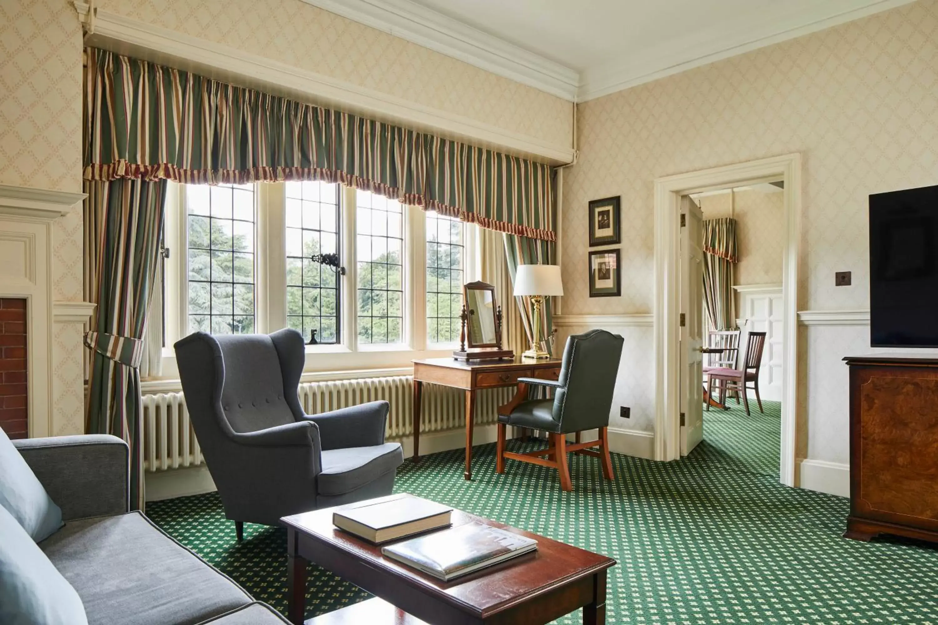 Living room, Seating Area in Hanbury Manor Marriott Hotel & Country Club