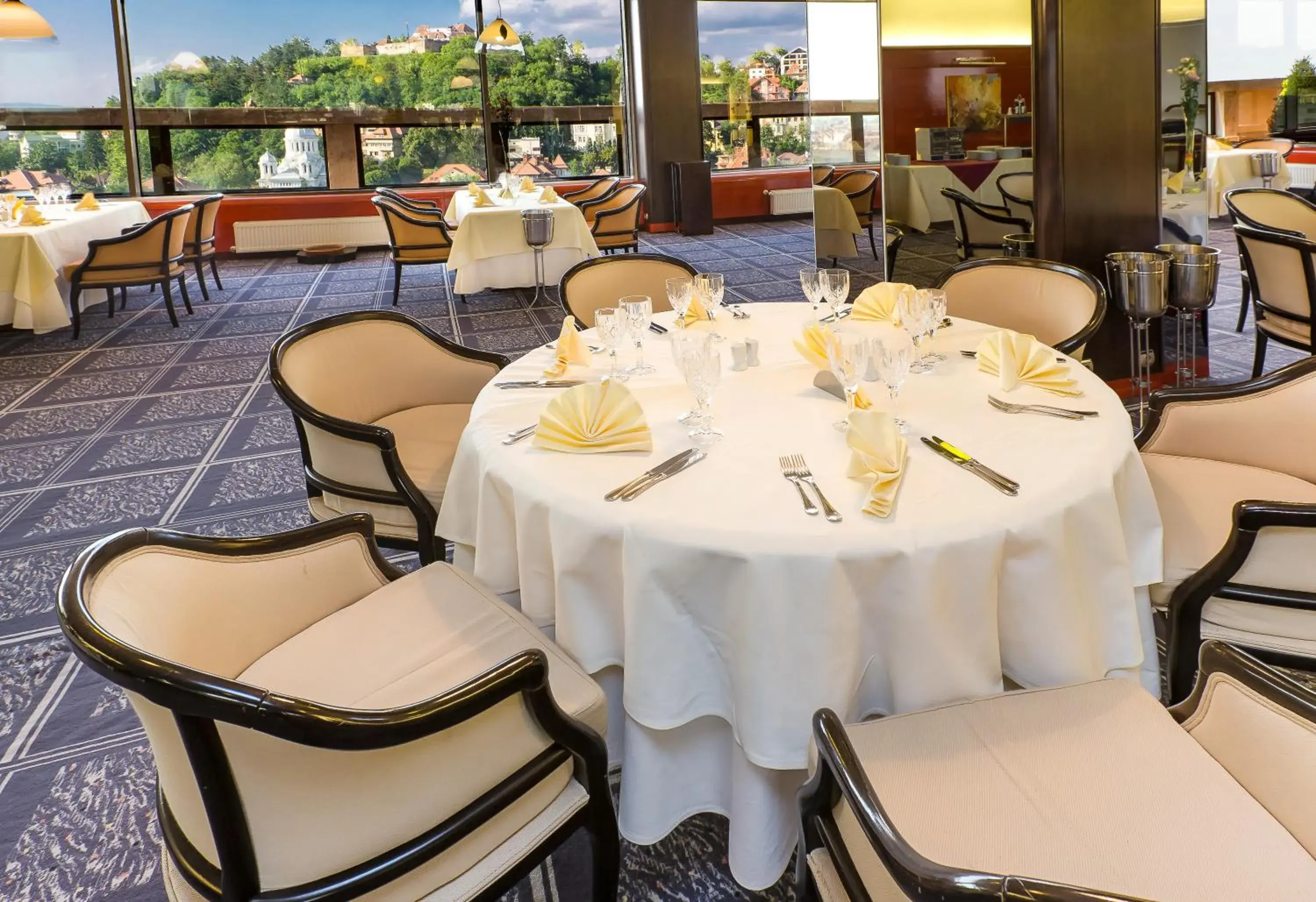 Restaurant/Places to Eat in Hotel Aro Palace