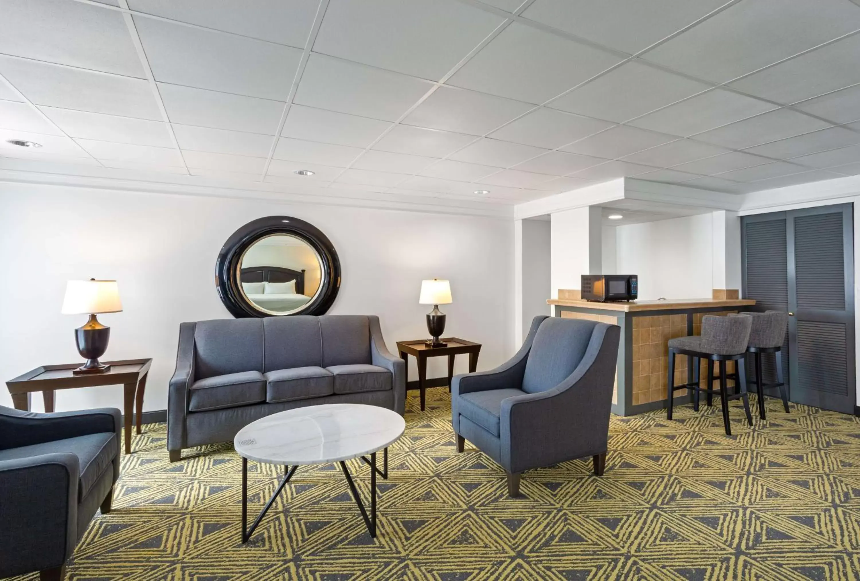 Living room, Seating Area in DoubleTree by Hilton Pittsburgh - Meadow Lands