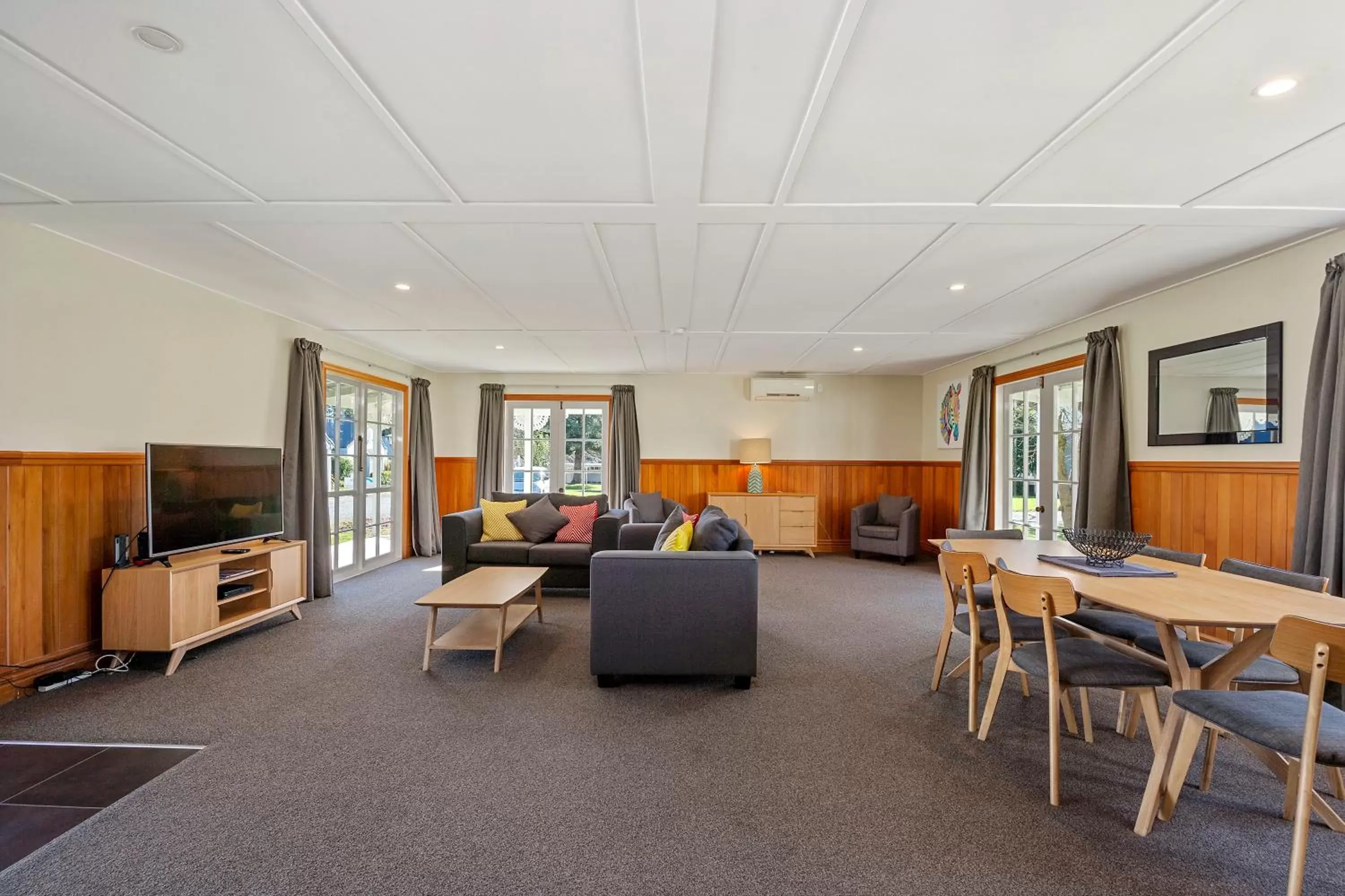 Living room in Quality Suites Huka Falls