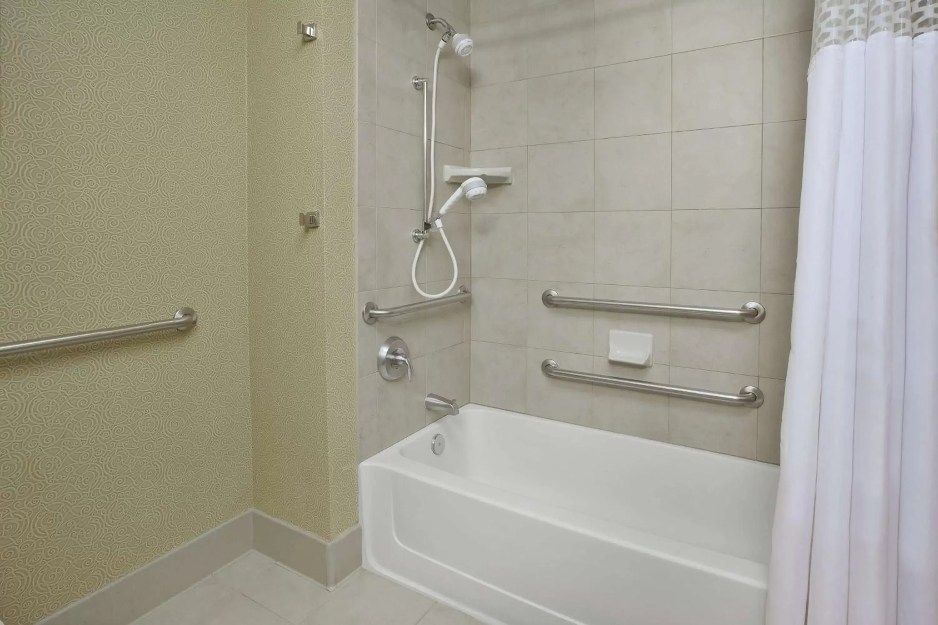 Bathroom in Hampton Inn & Suites Wichita-Northeast
