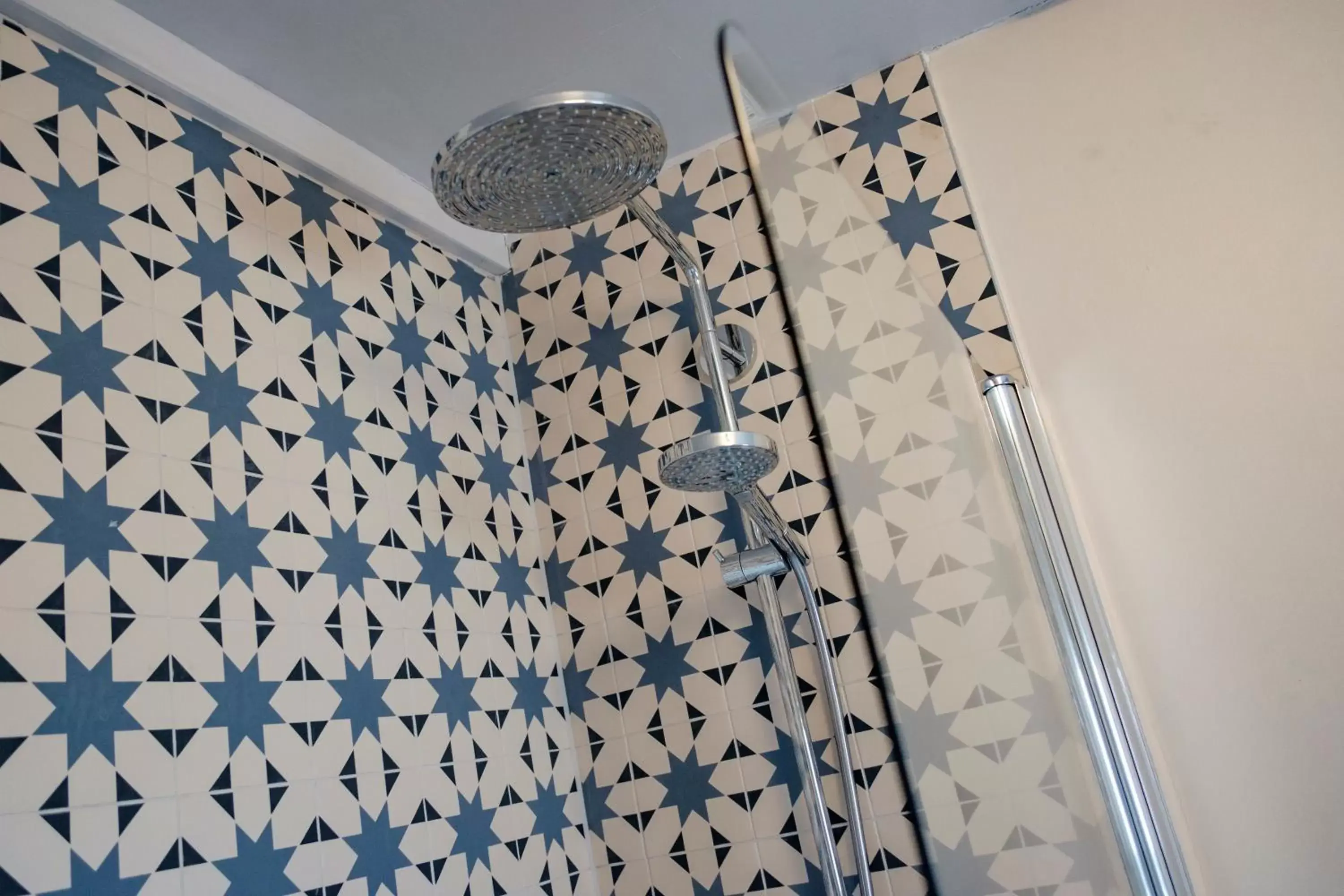 Shower, Bathroom in The Bull Hotel