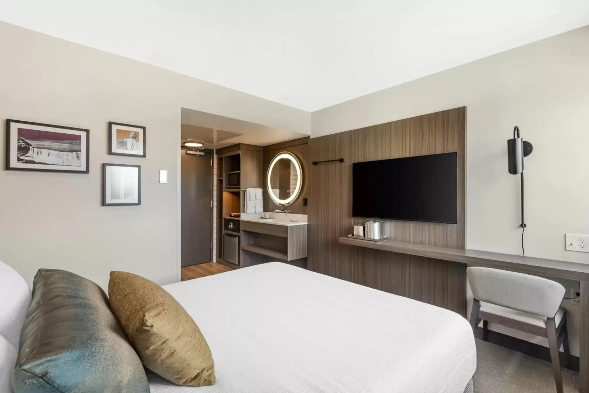 Photo of the whole room, Bed in The Gibson Hotel Great Falls, an Ascend Collection Hotel