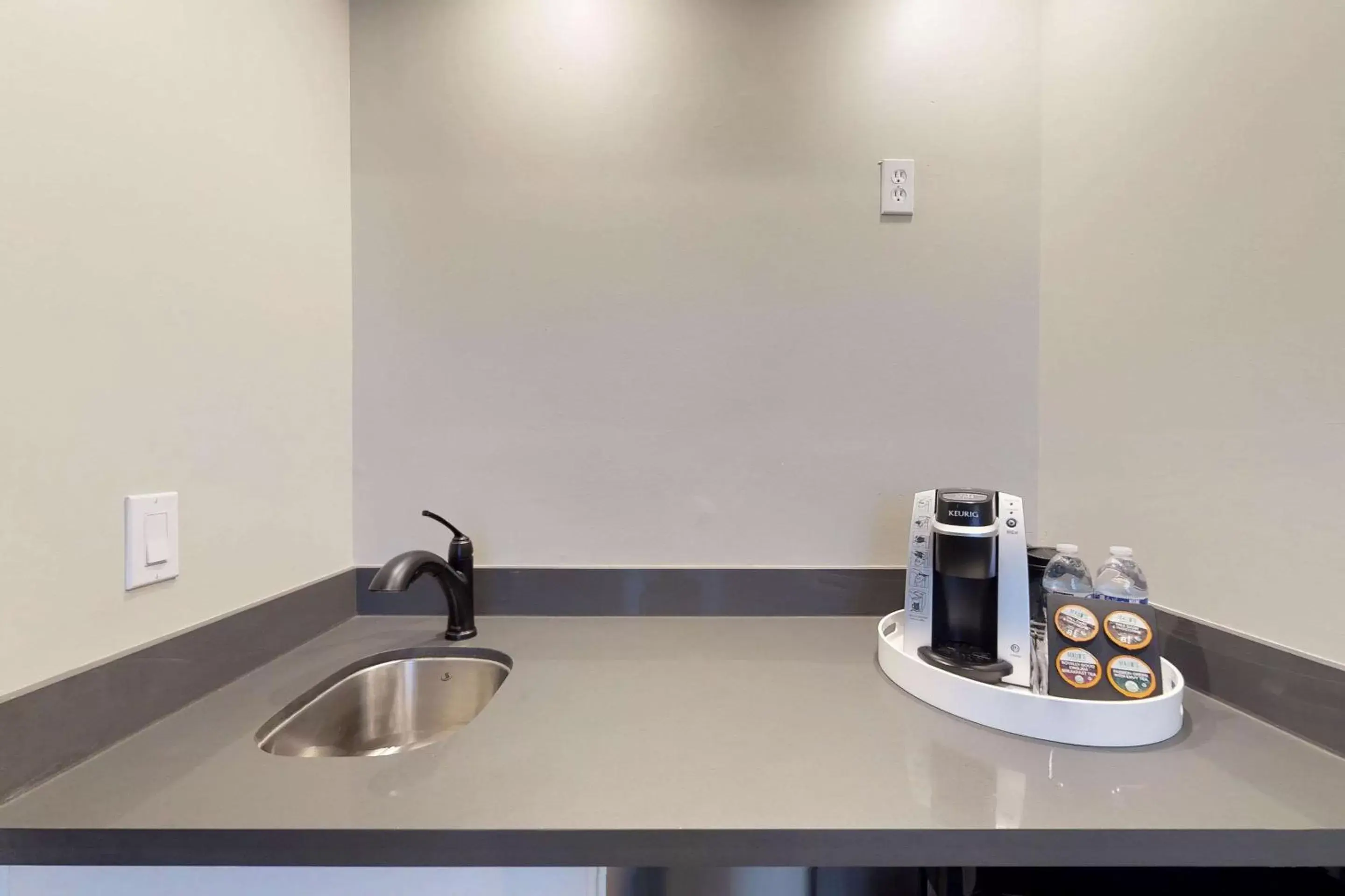 Photo of the whole room, Kitchen/Kitchenette in Hotel Petaluma, Ascend Hotel Collection