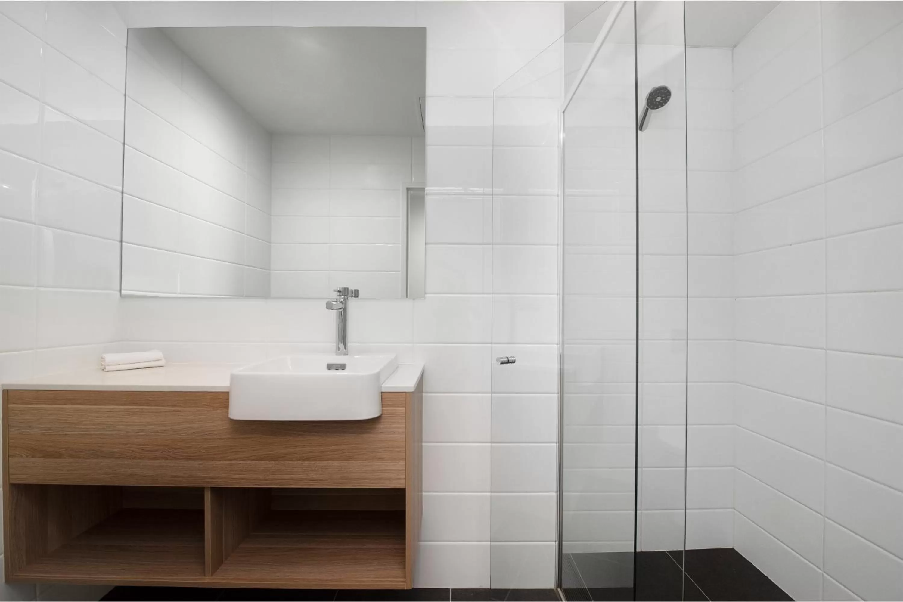 Toilet in Mantra MacArthur Hotel