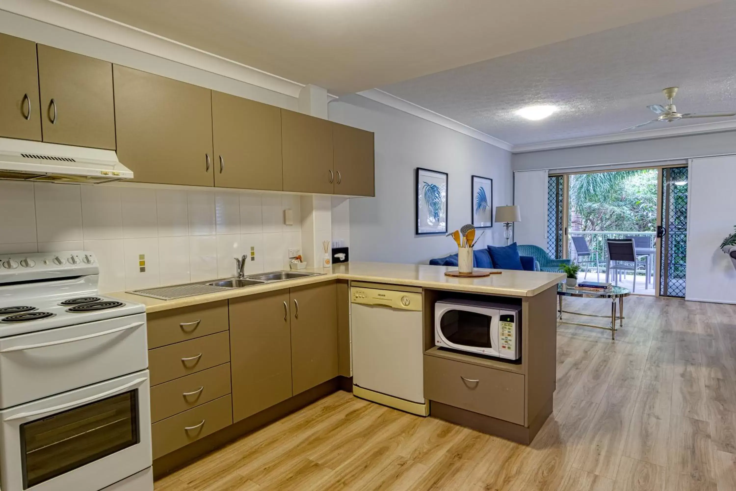 Kitchen or kitchenette, Kitchen/Kitchenette in Townsville Southbank Apartments