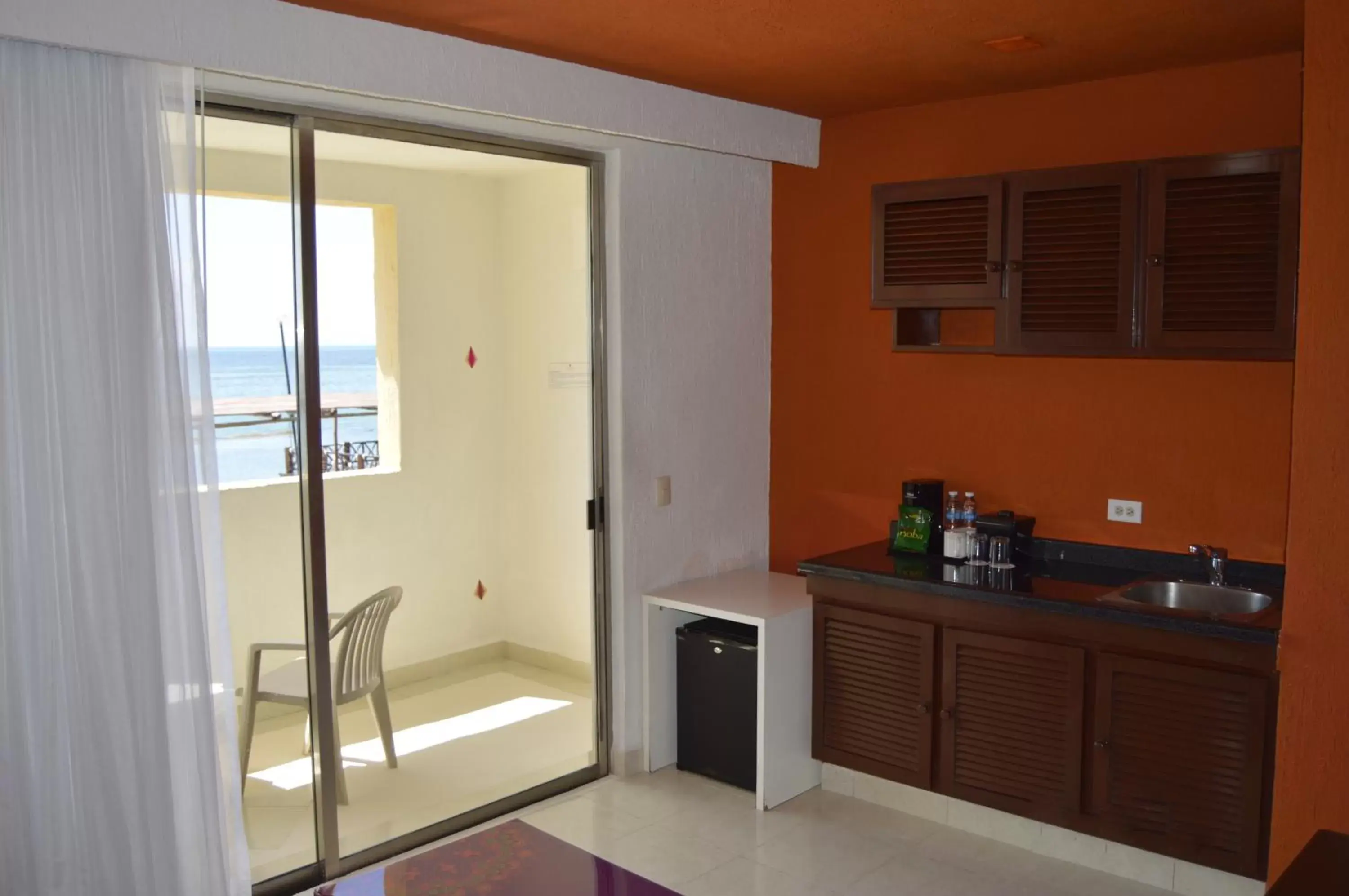 Coffee/tea facilities, Kitchen/Kitchenette in All Ritmo Cancun Resort & Water Park