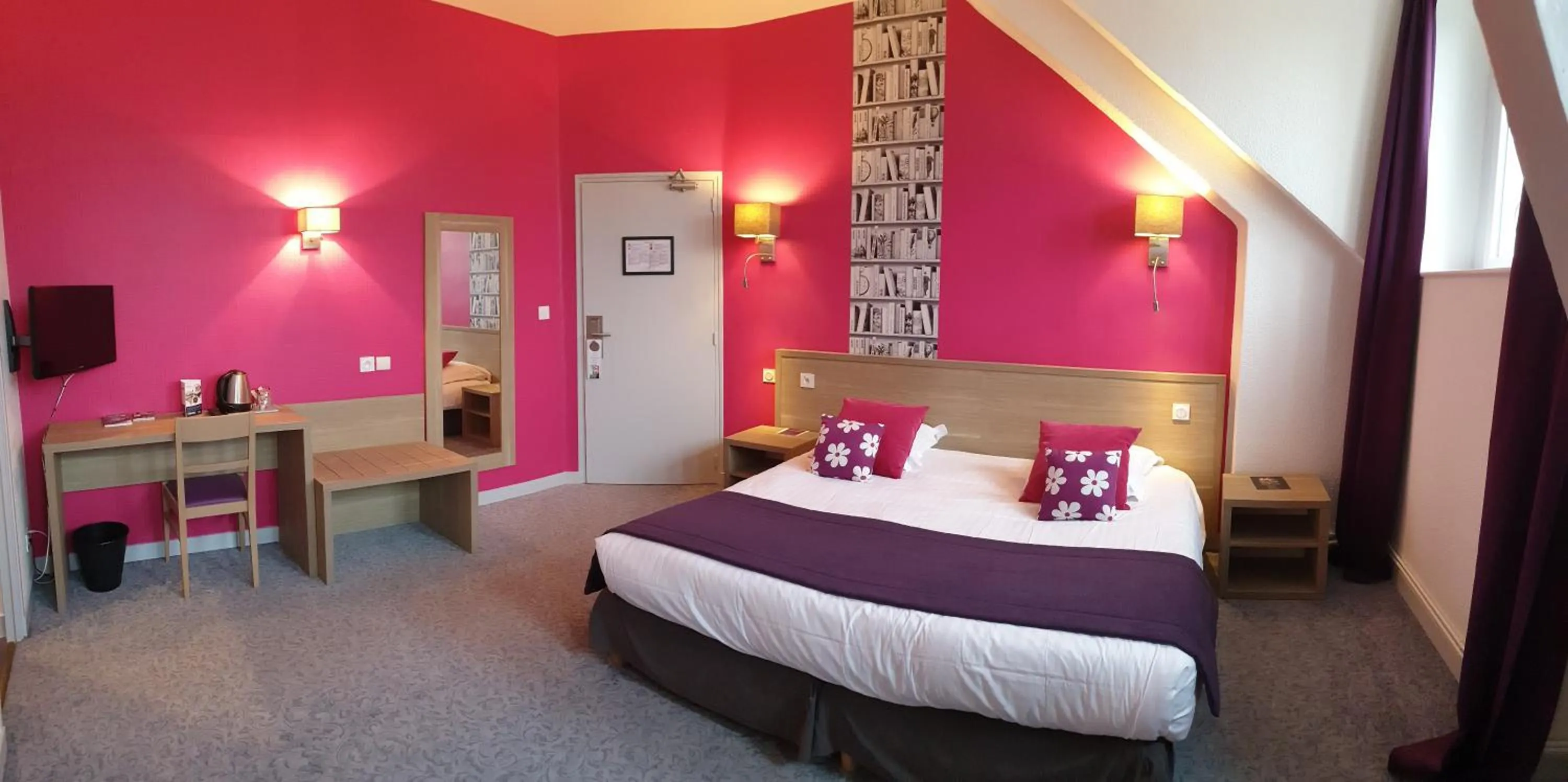 TV and multimedia, Bed in Hôtel Le Rohan Charme et Caractère