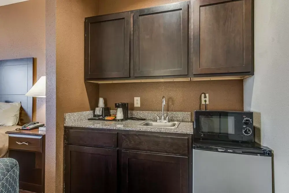 Kitchen/Kitchenette in Executive Inn & Suites Cushing