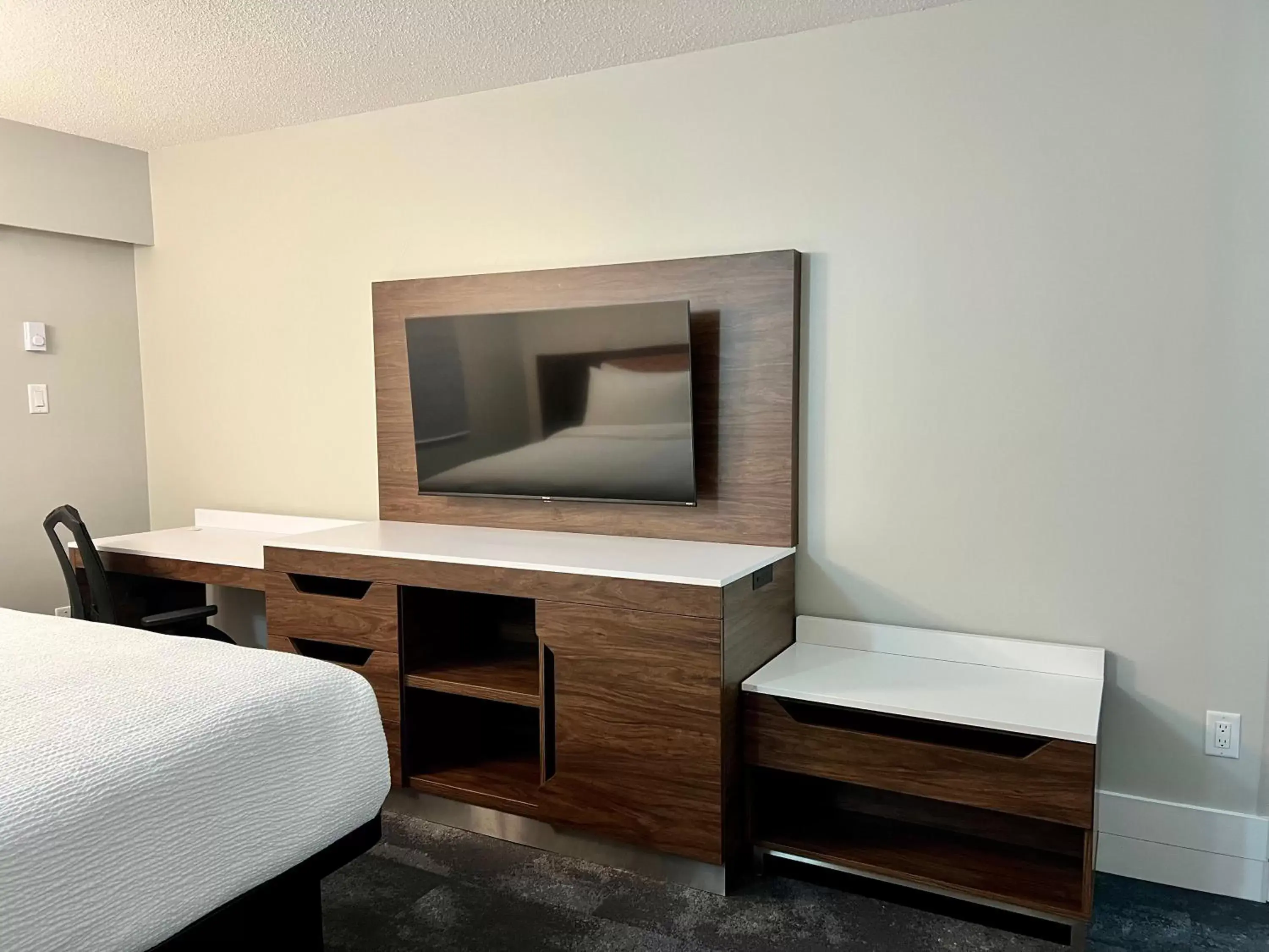 TV and multimedia, TV/Entertainment Center in The Vic, Ascend Hotel Collection