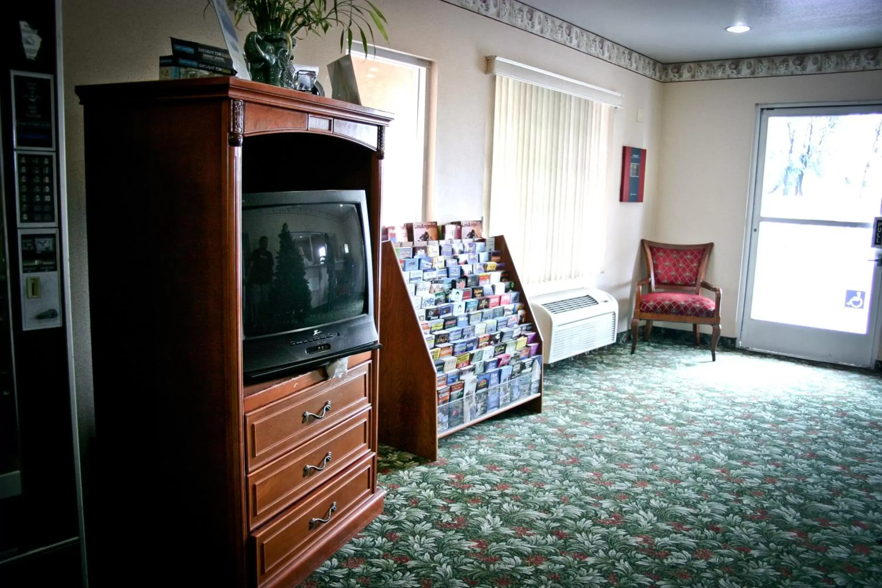 TV and multimedia, TV/Entertainment Center in Crystal Inn Suites & Spas