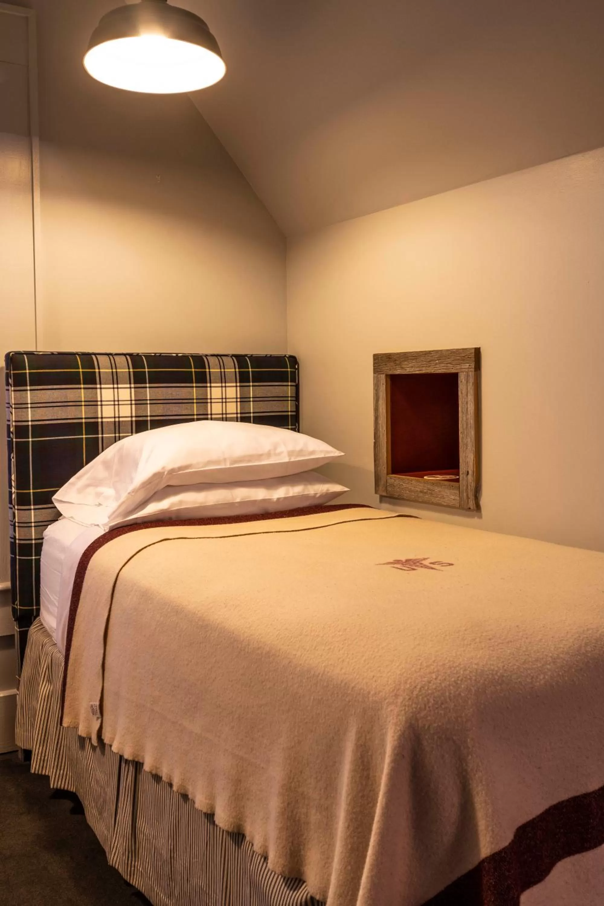 Bed in Hotel Broad Ripple