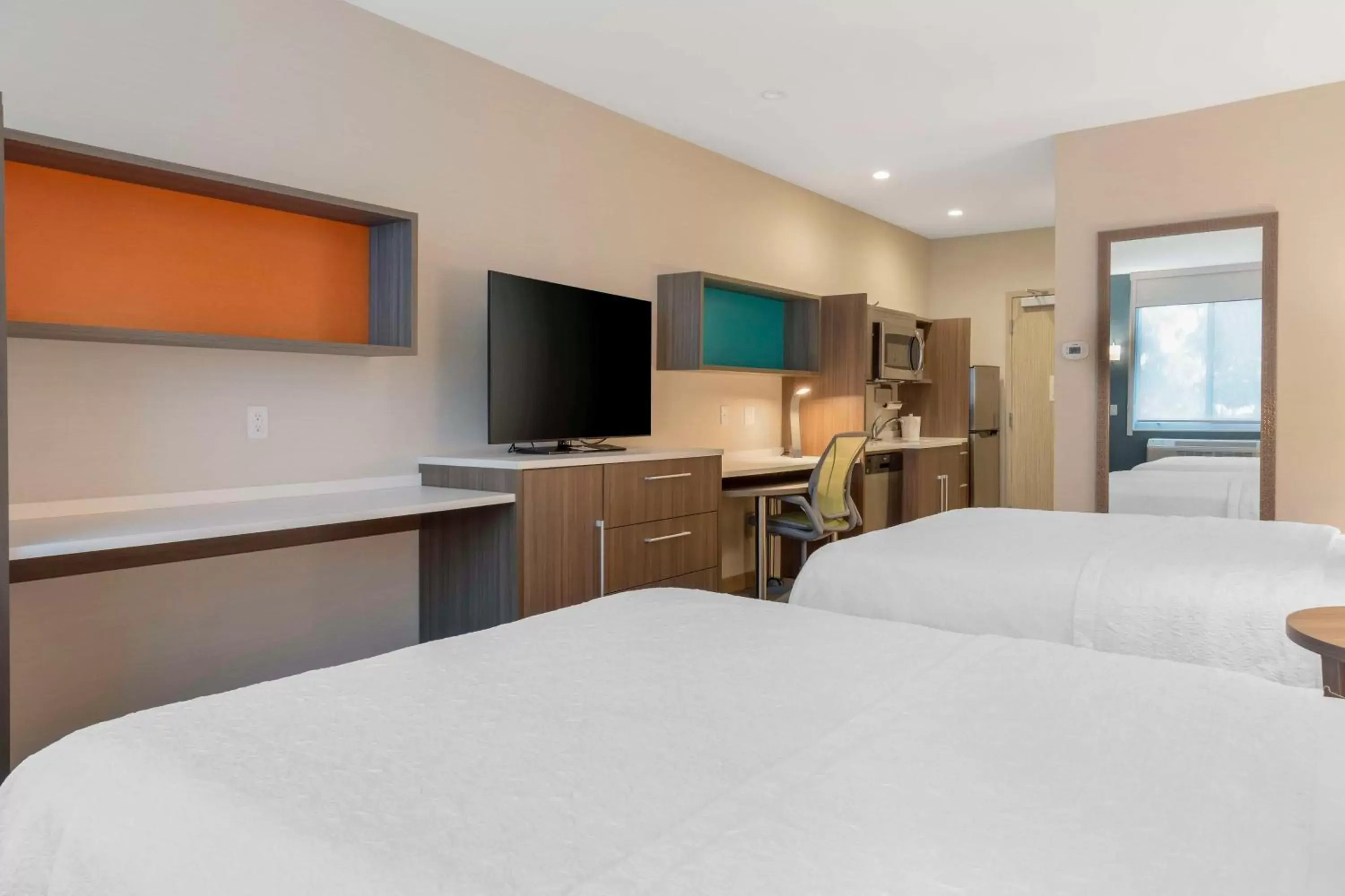 Bedroom, Bed in Home2 Suites By Hilton Redlands