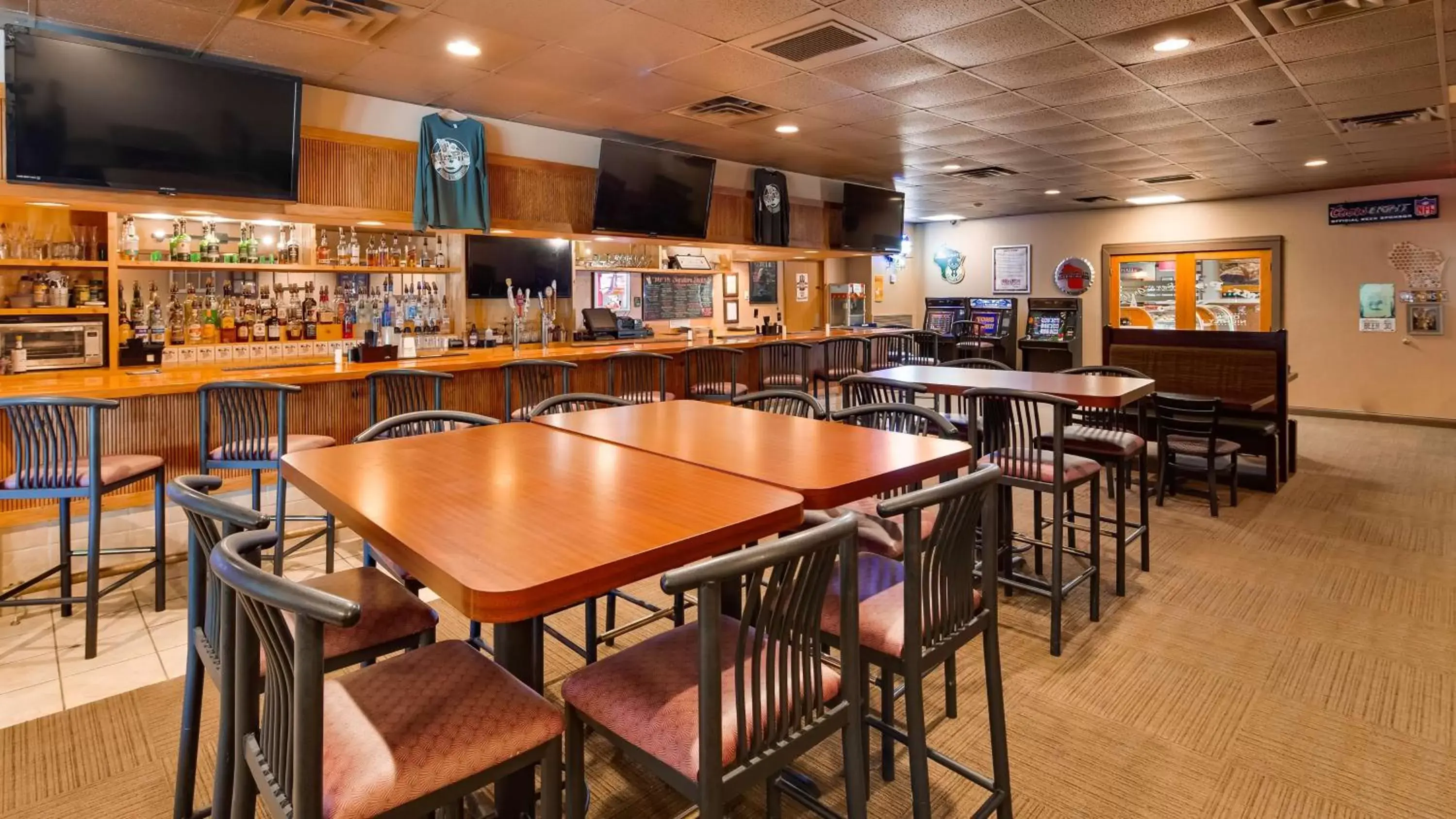 Lounge or bar, Restaurant/Places to Eat in Best Western Tomah Hotel