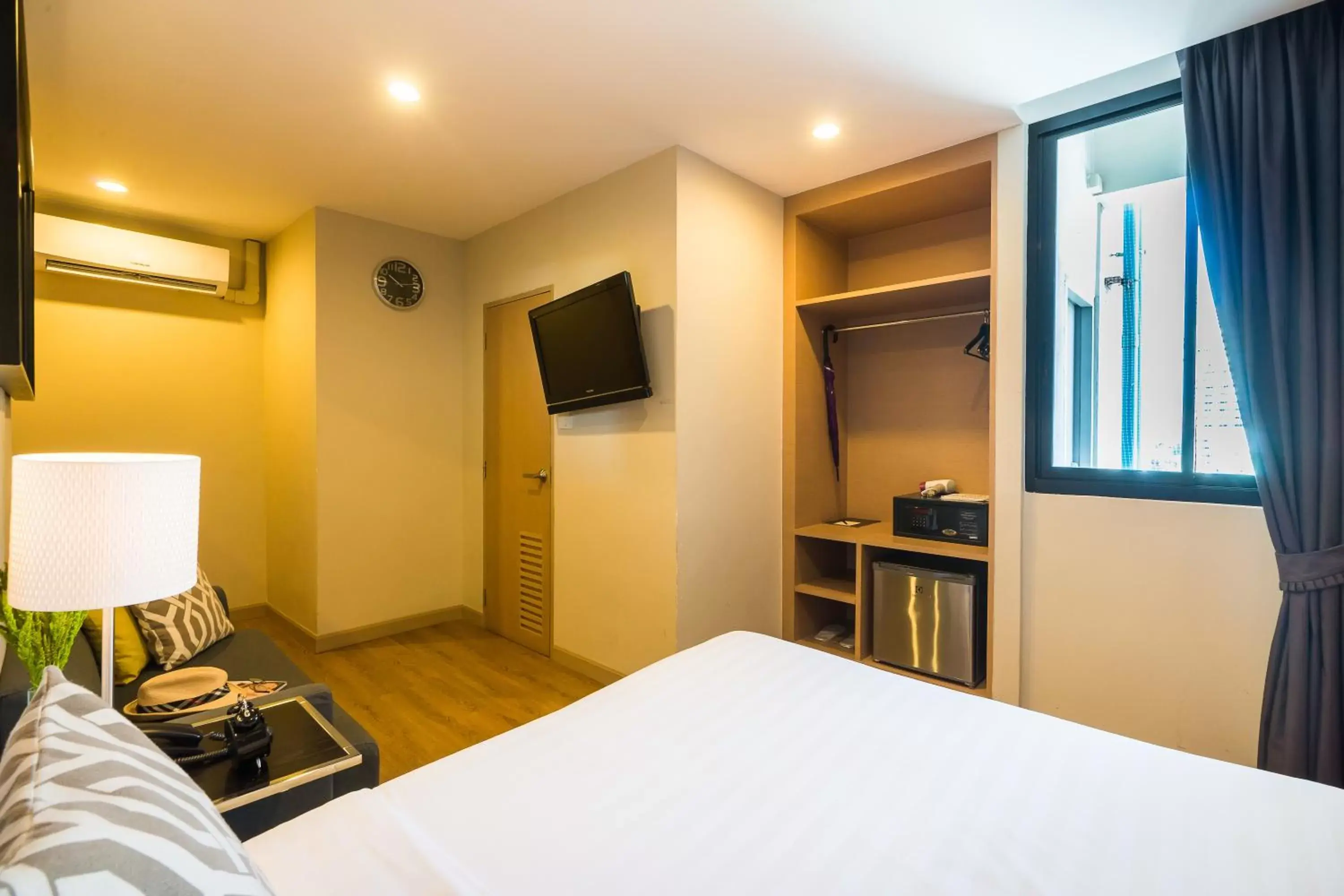 Photo of the whole room, Bed in Asoke Residence Sukhumvit by UHG