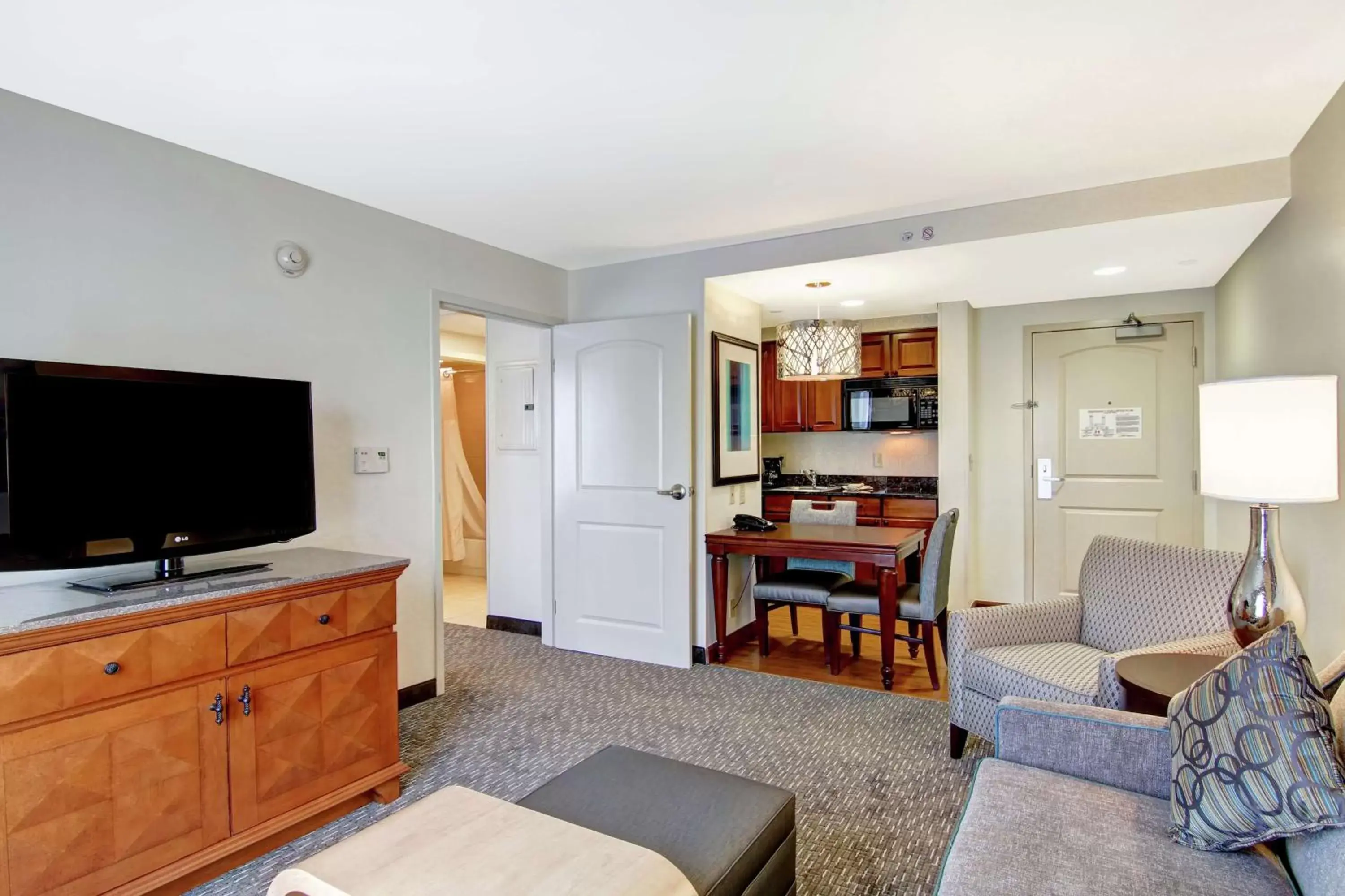 Bedroom, TV/Entertainment Center in Homewood Suites by Hilton Bentonville-Rogers