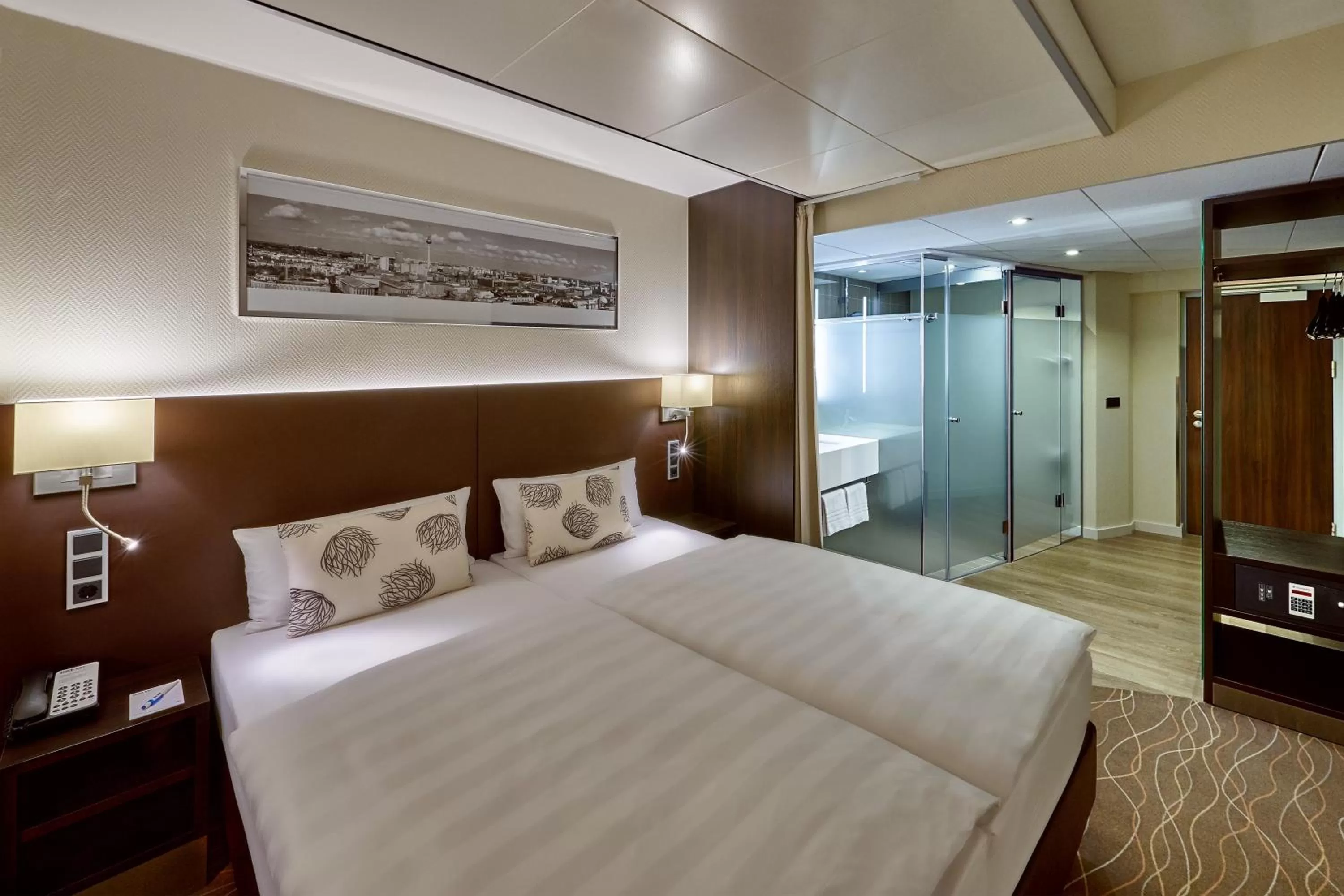 Bathroom, Bed in Park Inn by Radisson Berlin Alexanderplatz