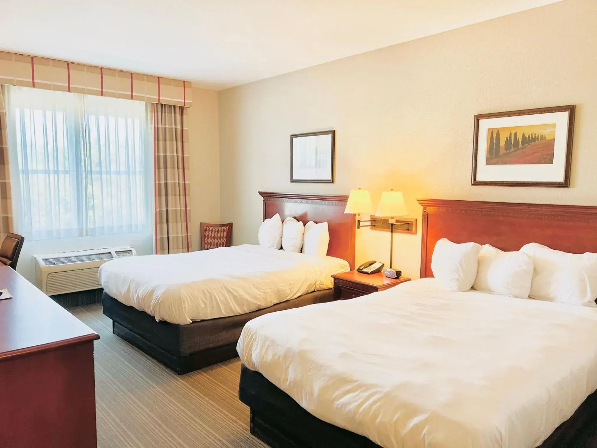 Bed in Country Inn & Suites by Radisson, Emporia, VA