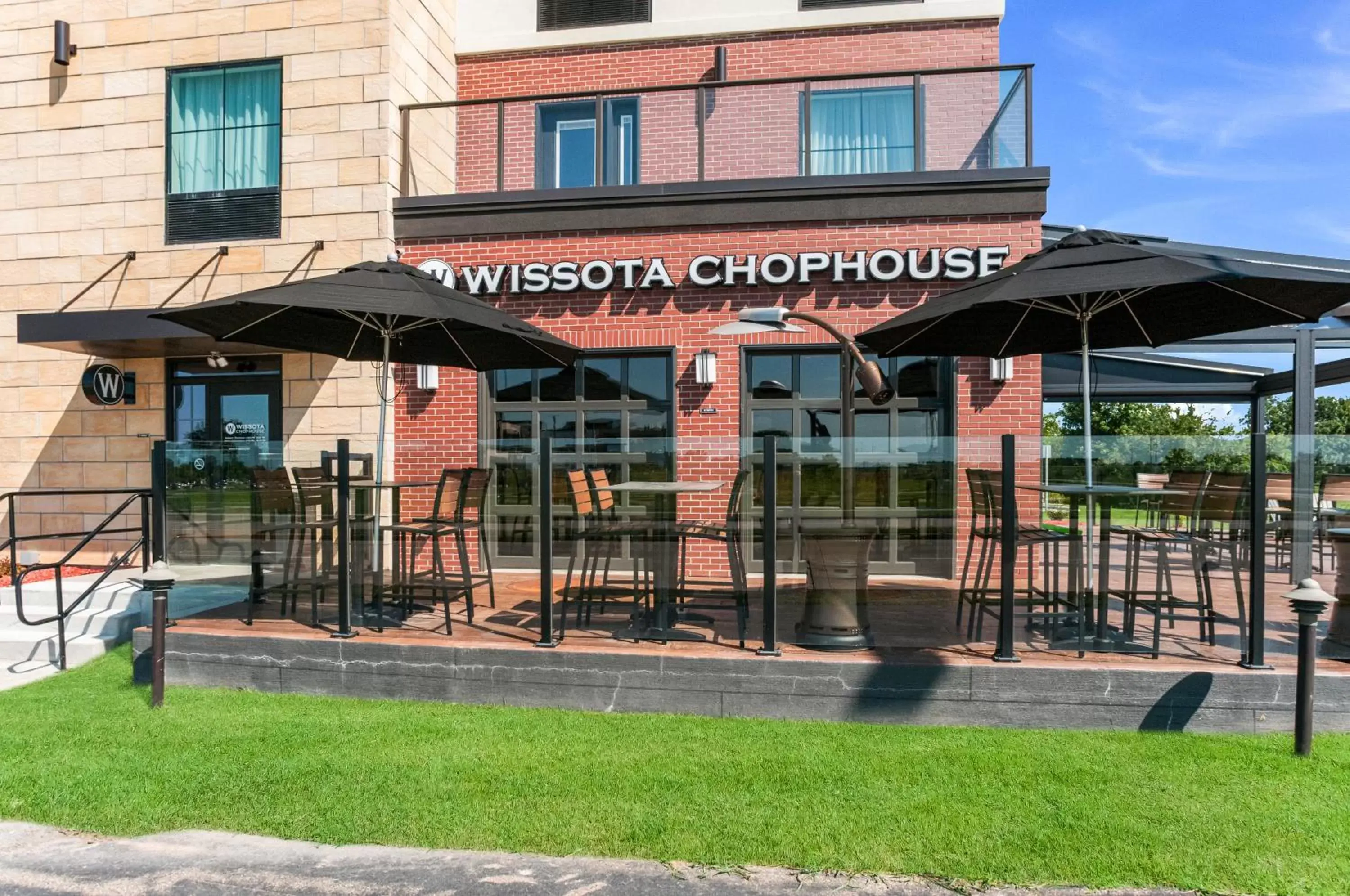 Restaurant/places to eat, Property Building in Cobblestone Hotel & Suites Appleton International Airport