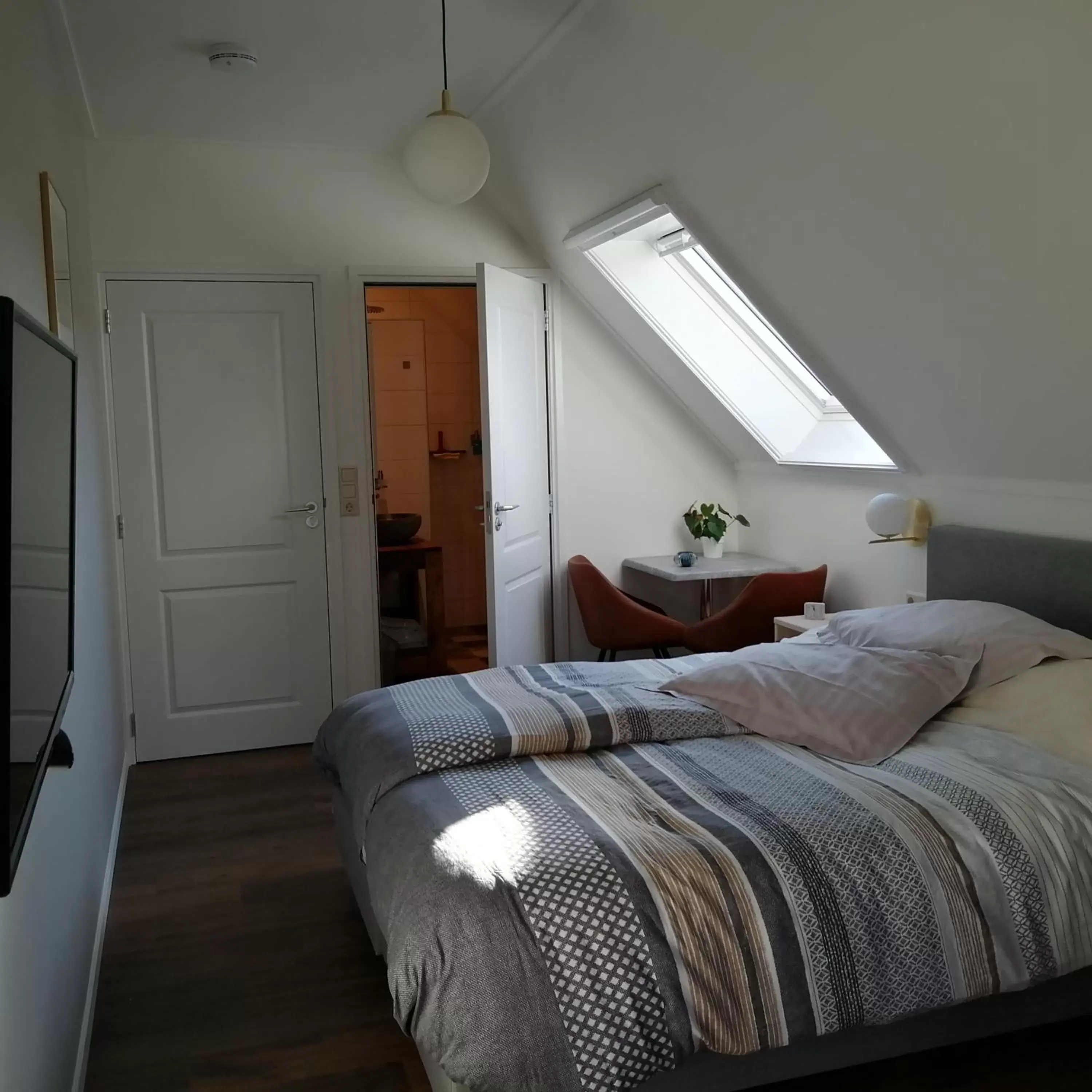 Photo of the whole room, Bed in Veenemaat