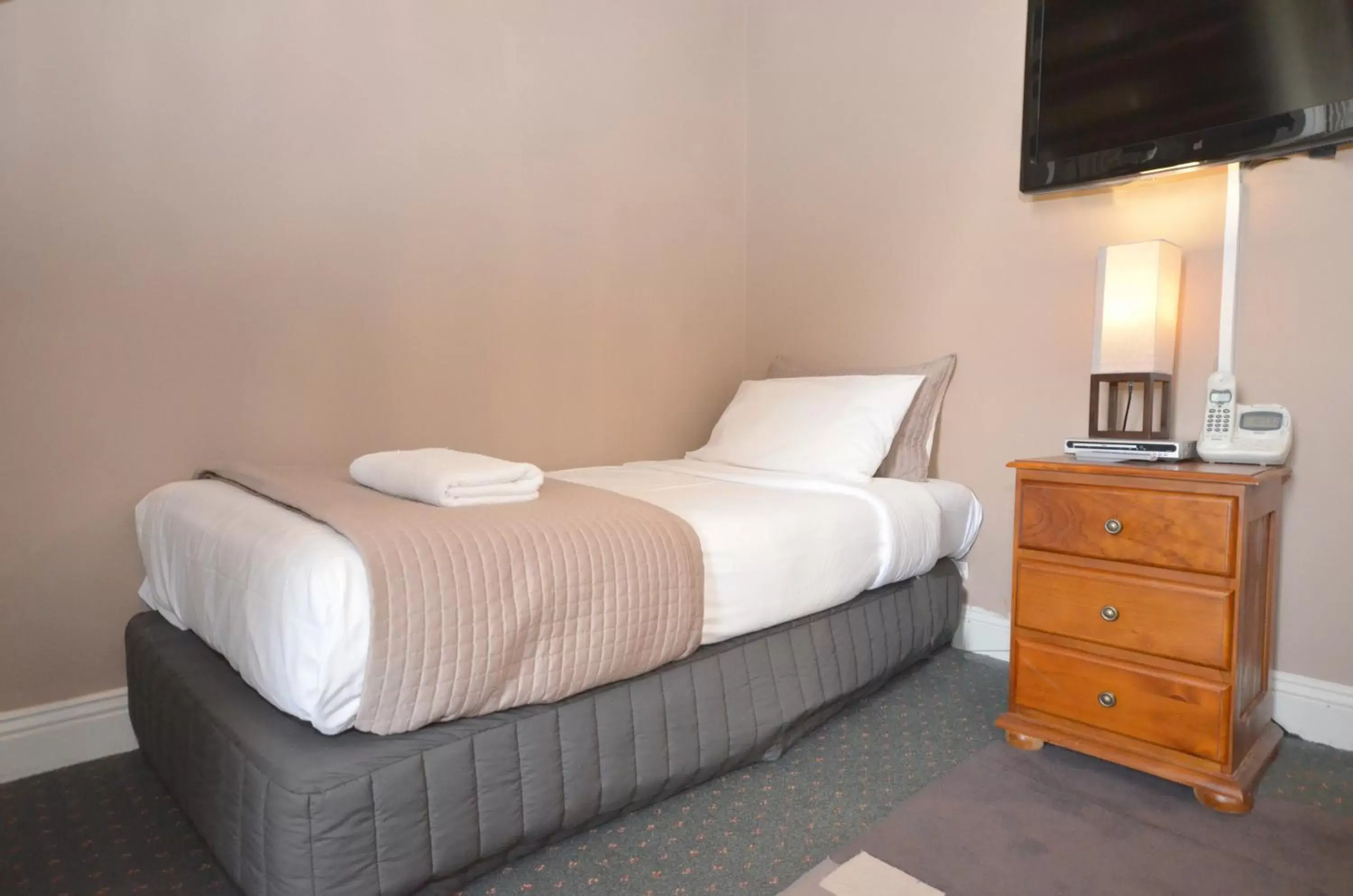 Bed in Central Springs Inn