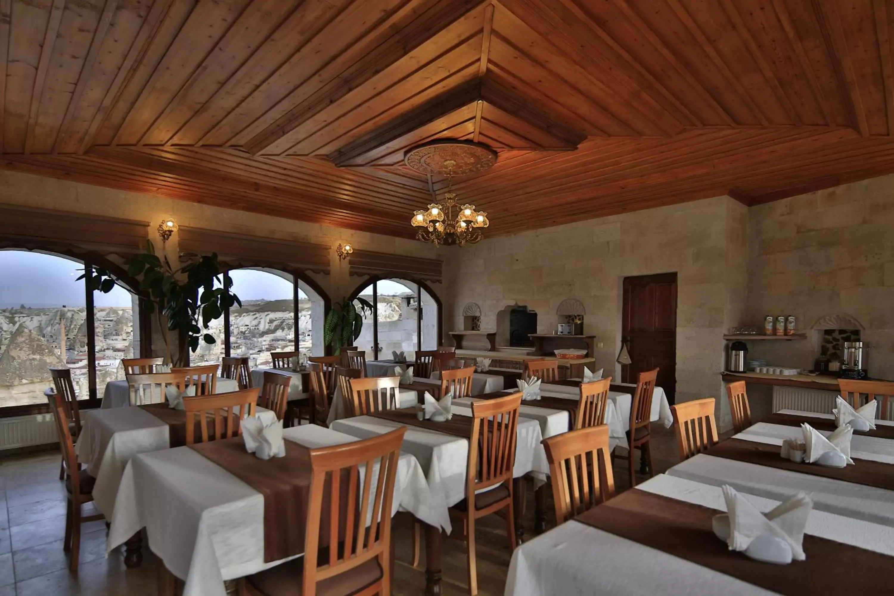 Restaurant/Places to Eat in Harman Cave Hotel