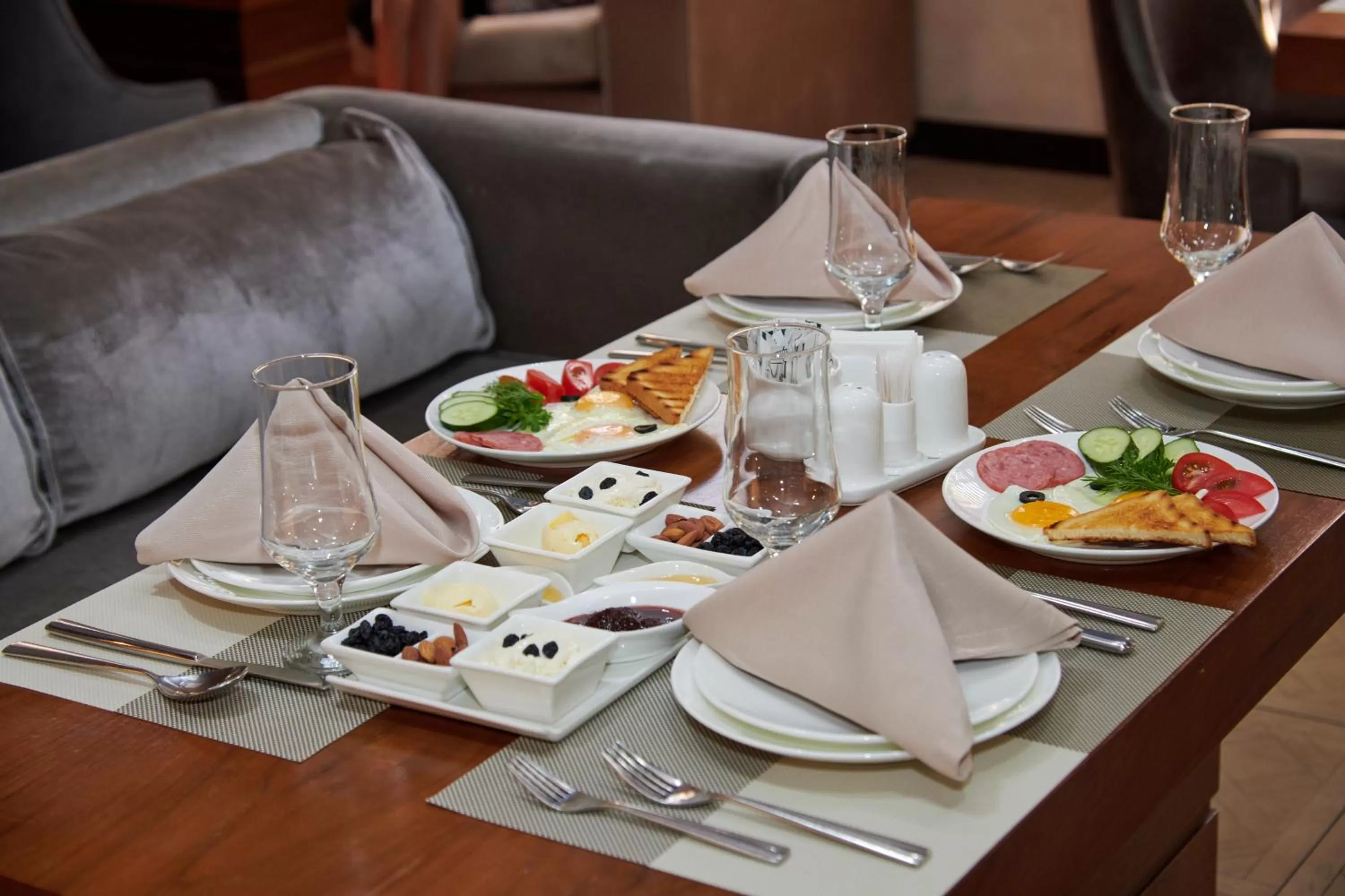 Restaurant/places to eat in Megapolis Hotel Shymkent