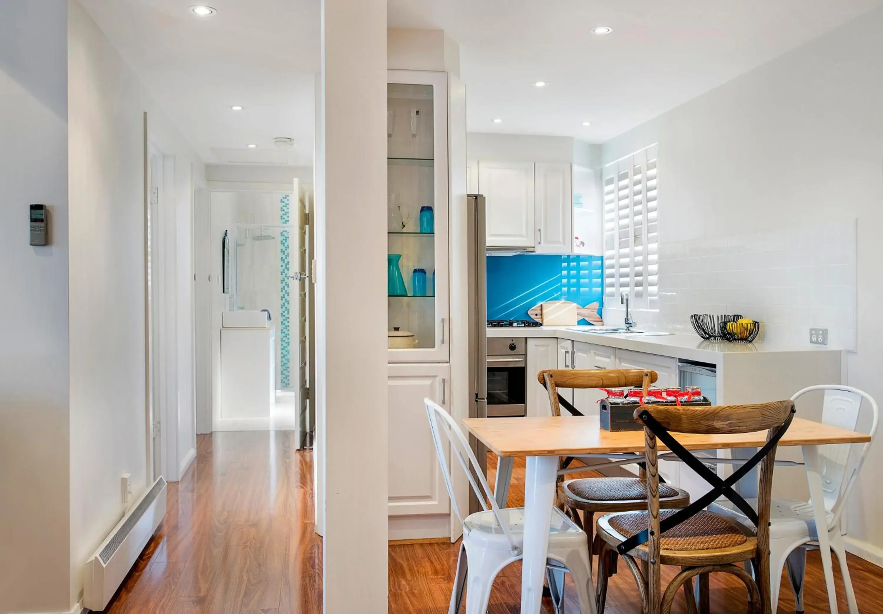 Coffee/tea facilities, Dining Area in Captains Retreat Apartments and Cottages