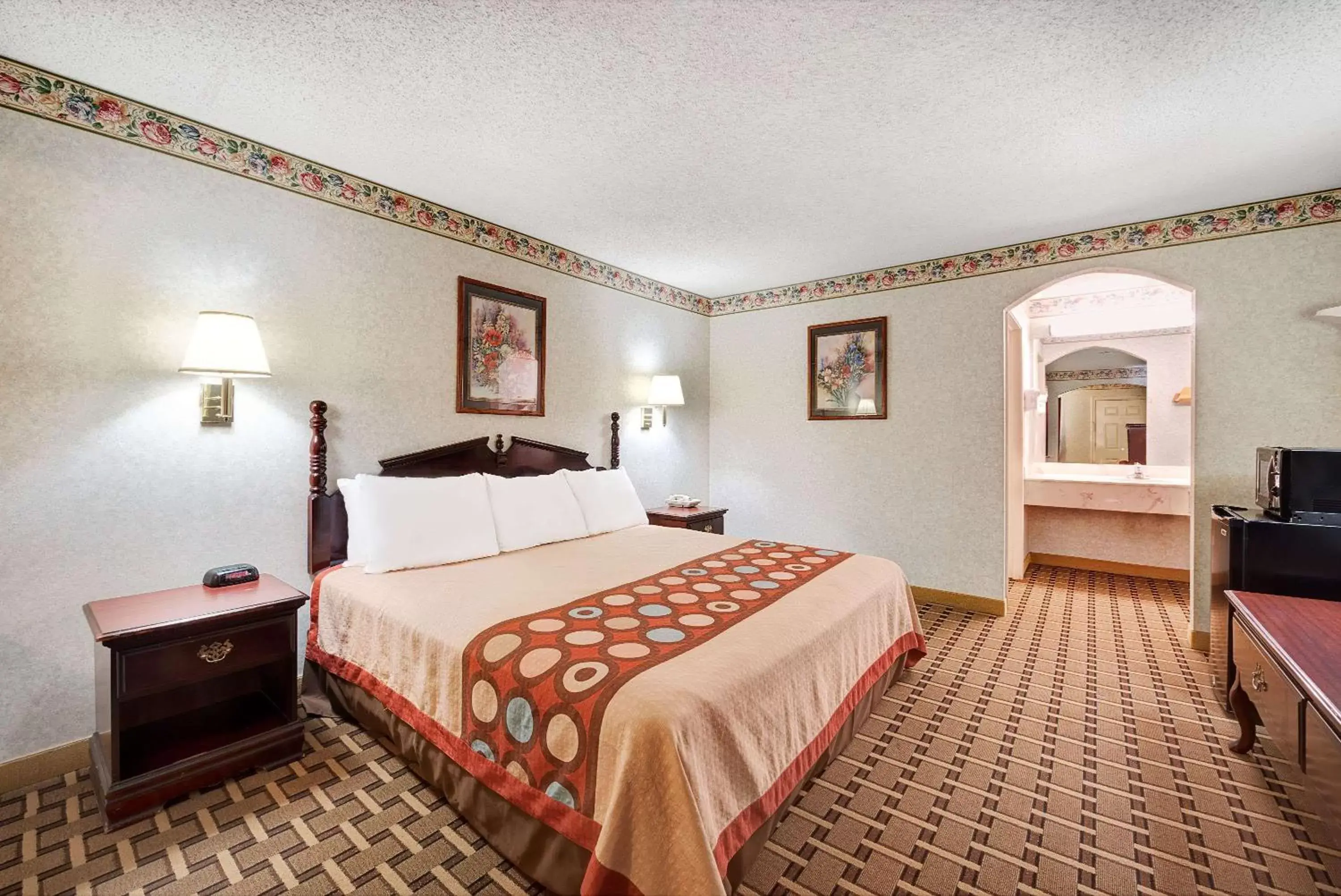 Photo of the whole room, Bed in Super 8 by Wyndham Dallas South