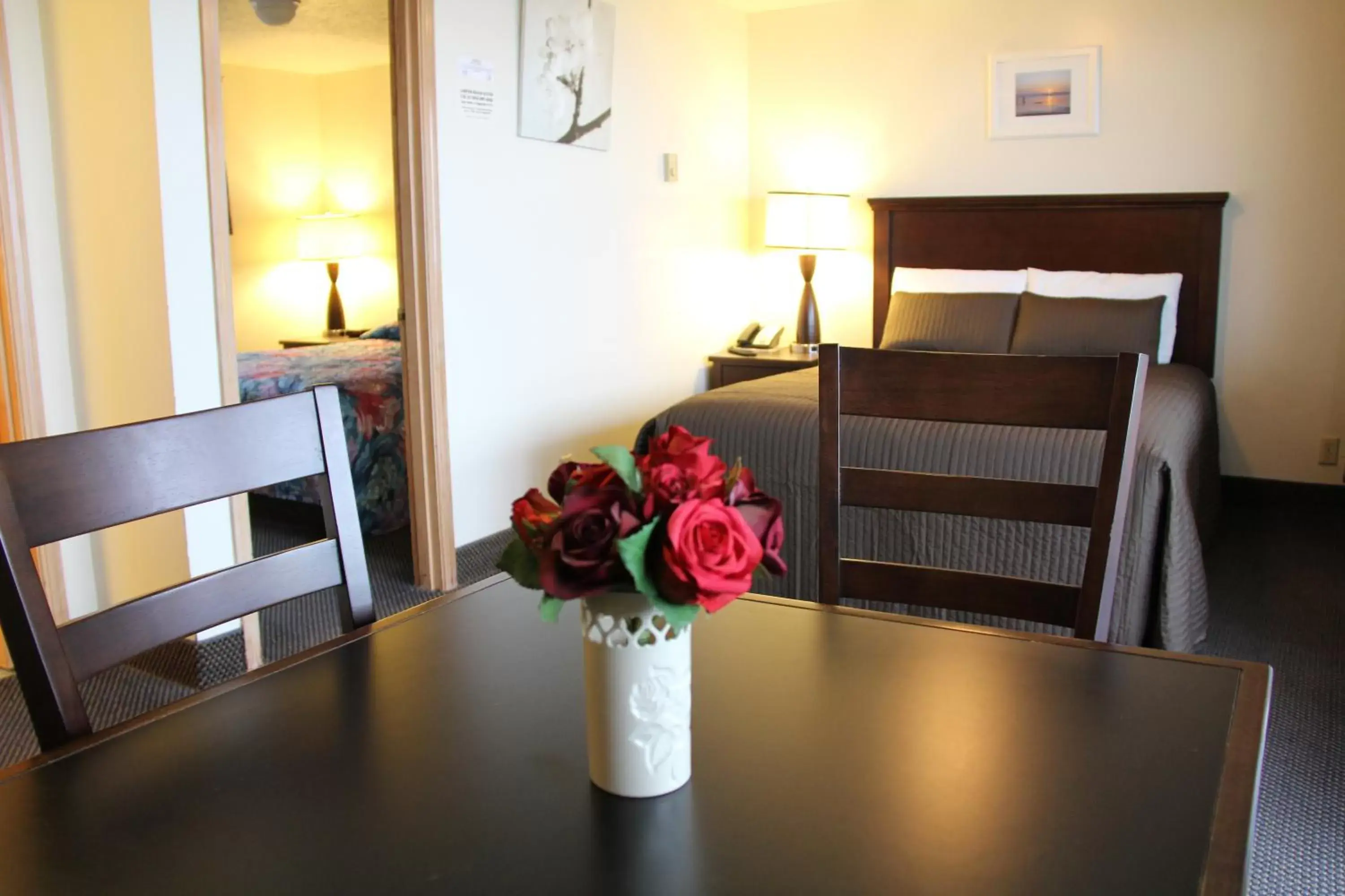 Dining area, Bunk Bed in Sunset Surf Motel