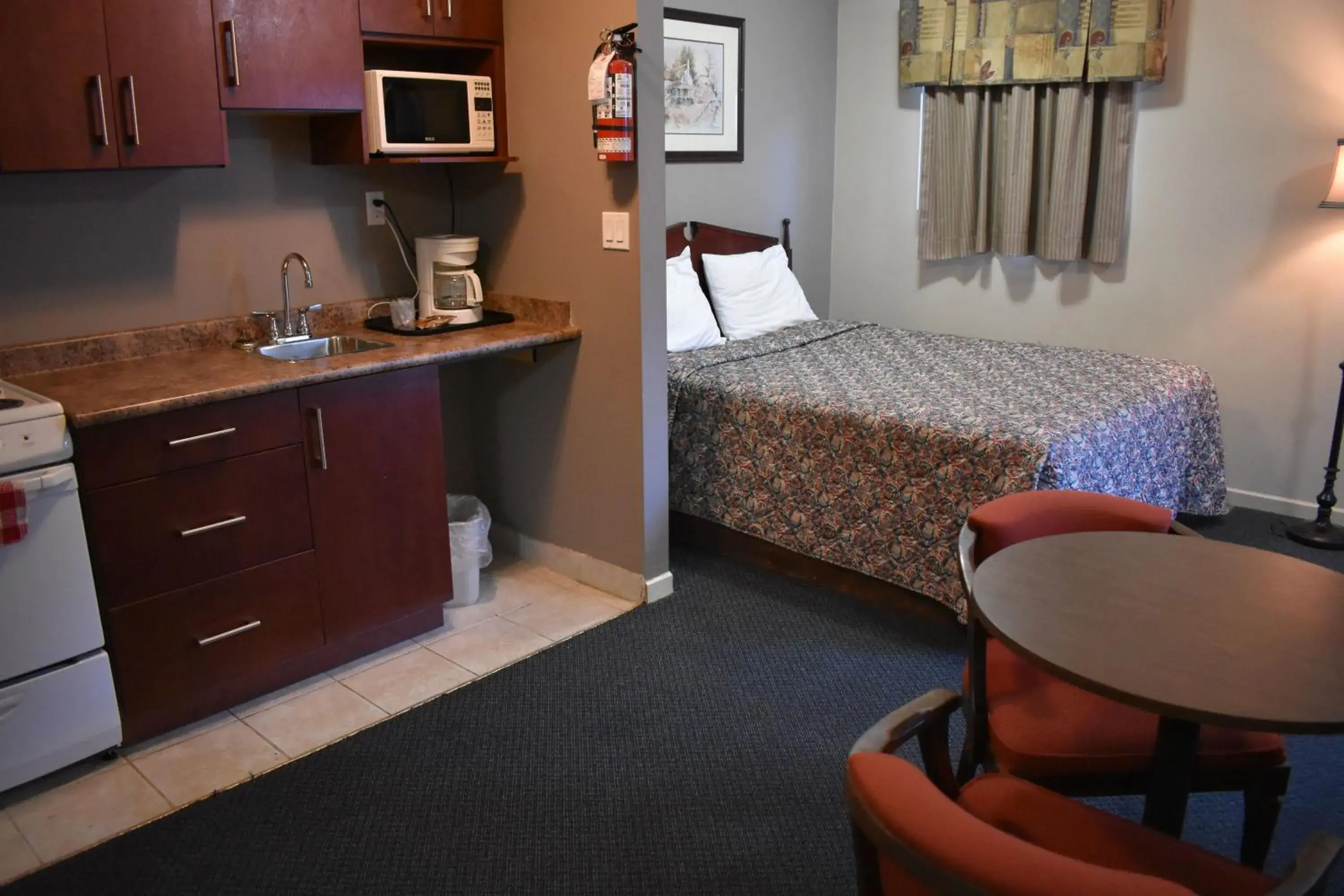 Kitchen or kitchenette in Hope Inn and Suites