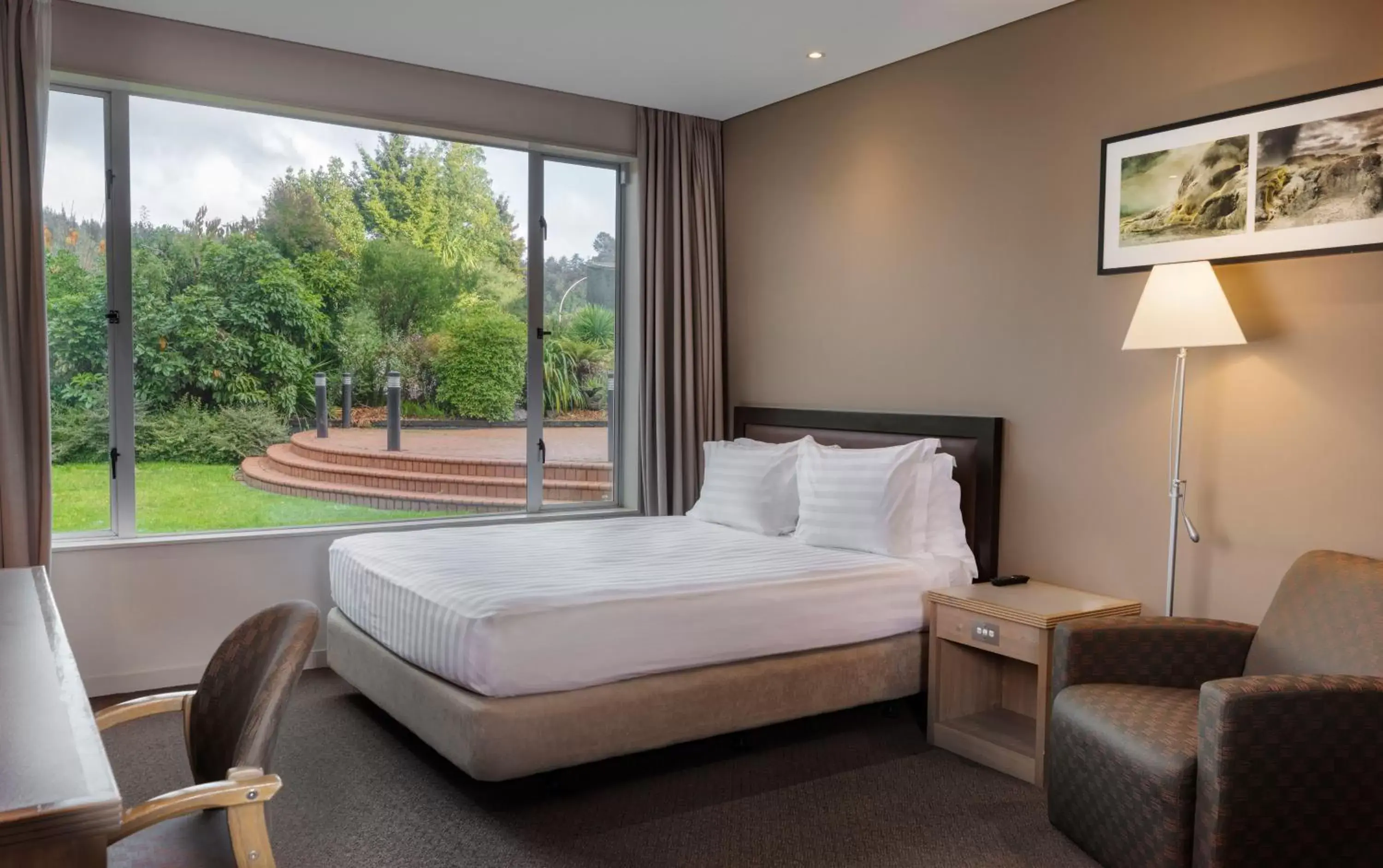 Bedroom, Bed in Rydges Rotorua