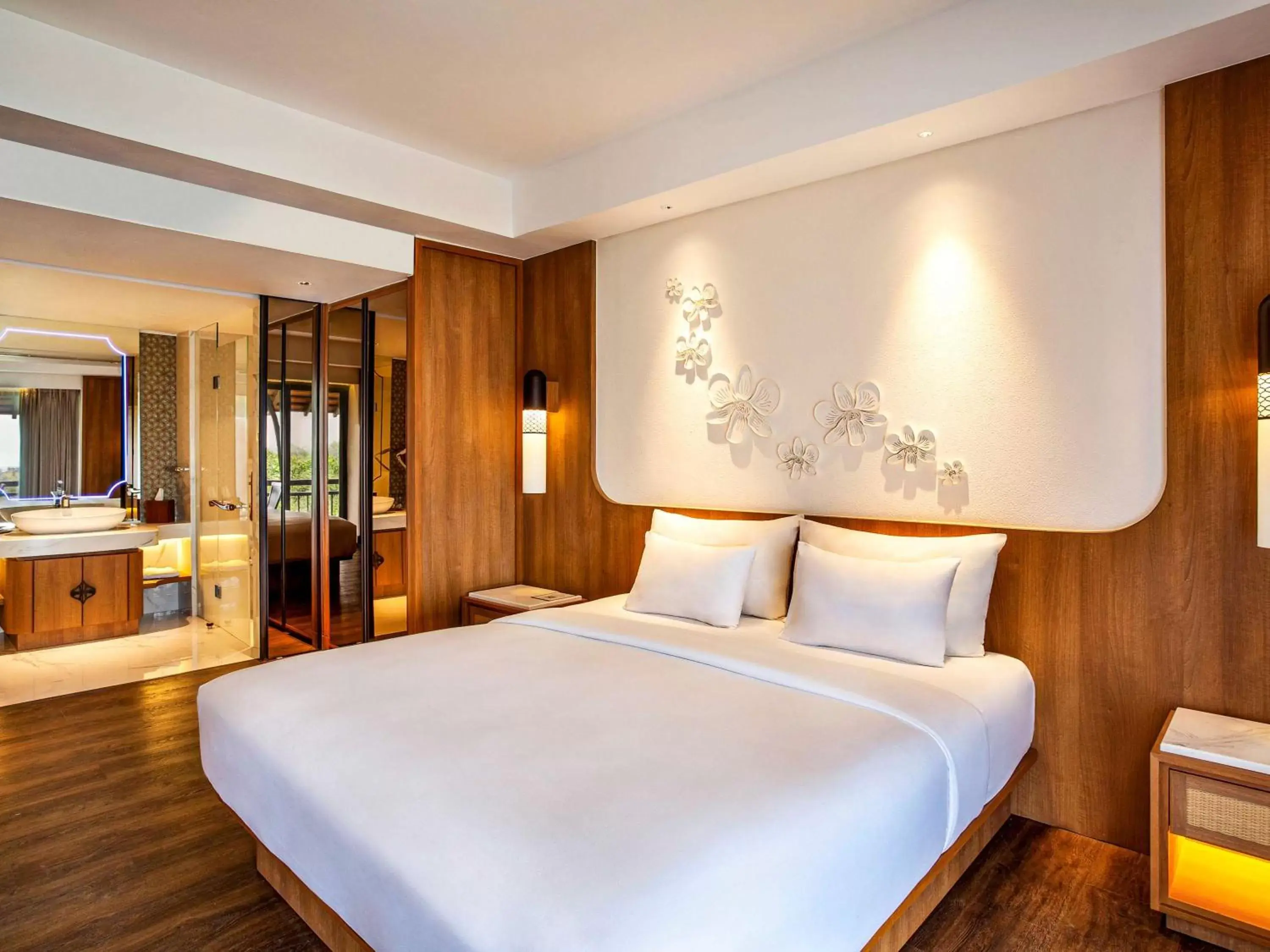 Bathroom, Bed in Novotel Bogor Golf Resort