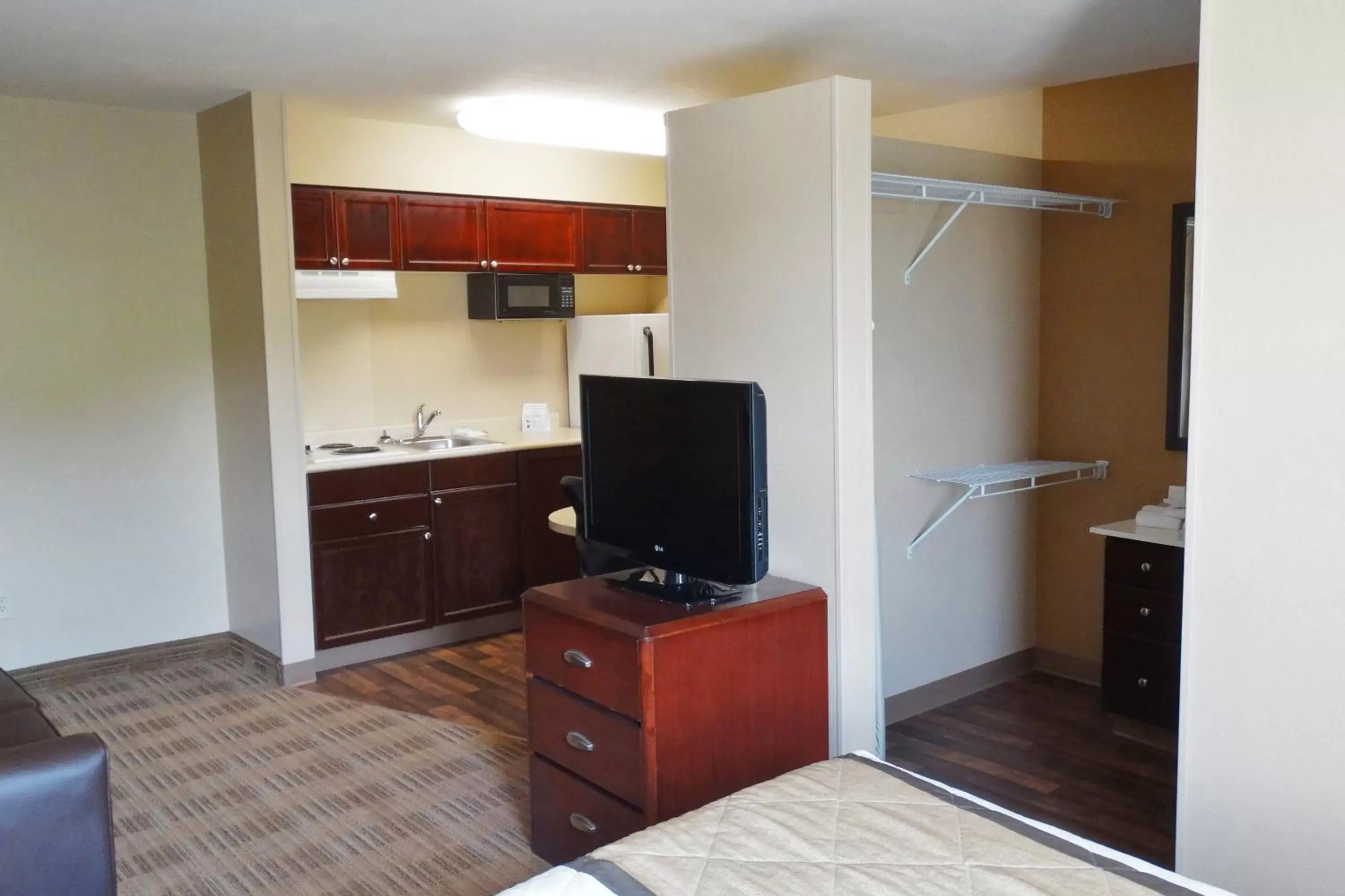 TV and multimedia, TV/Entertainment Center in Extended Stay America Suites - Atlanta - Alpharetta - Northpoint - West