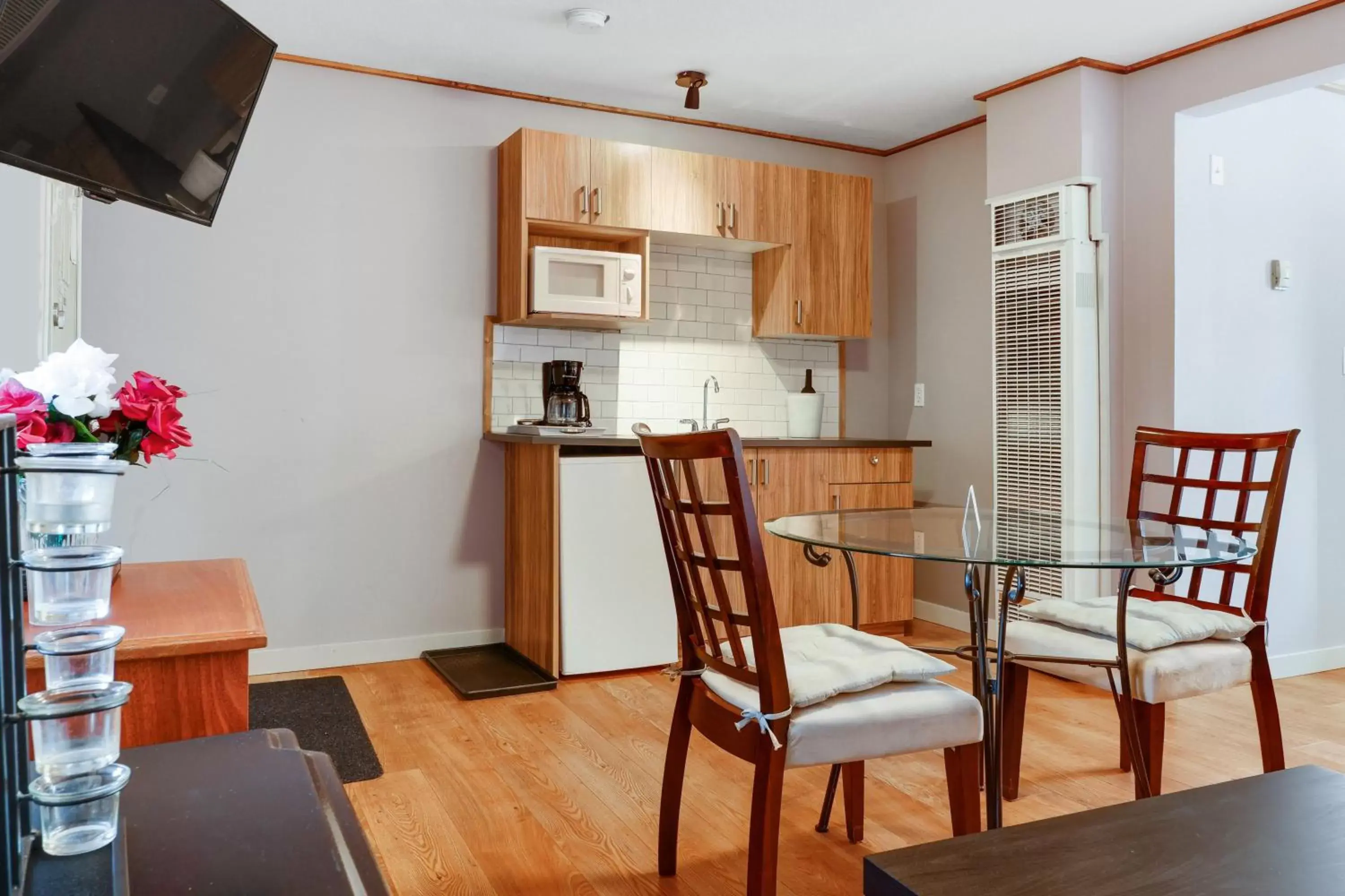 Dining area, Kitchen/Kitchenette in Hotel Bethel - Fort MacLeod, AB