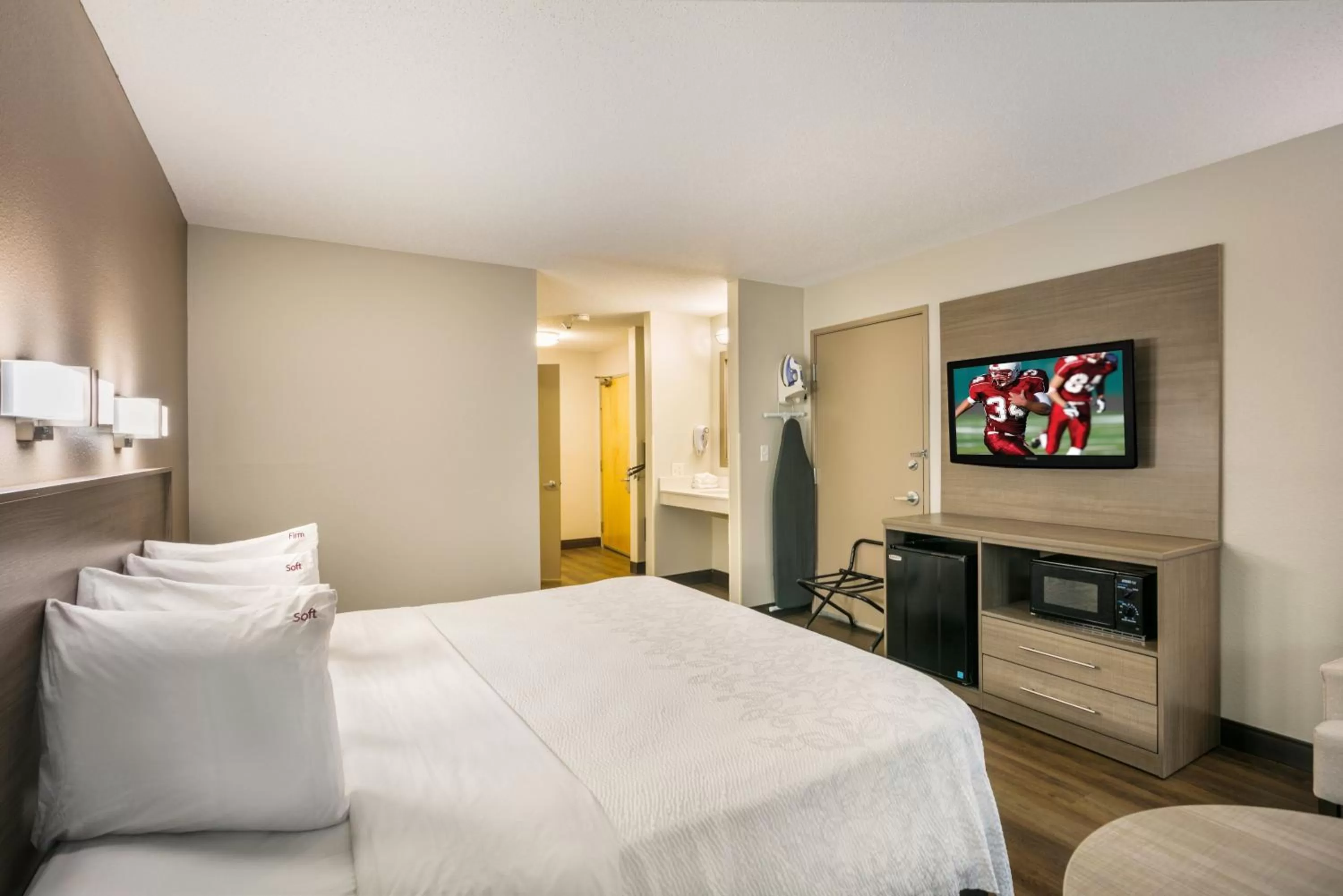 Bedroom, Bed in Red Roof Inn PLUS+ Boston - Logan