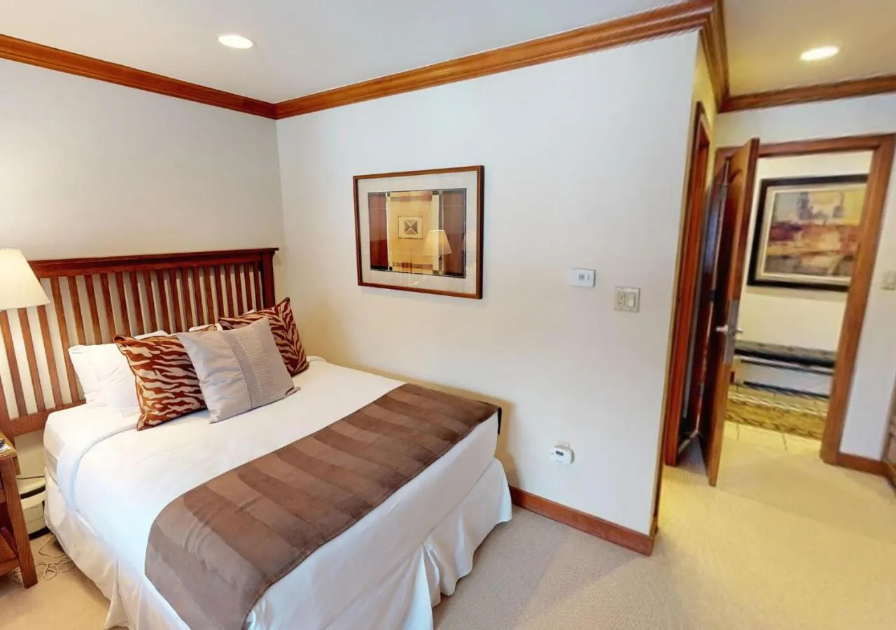 Bedroom, Bed in Manor Vail Lodge