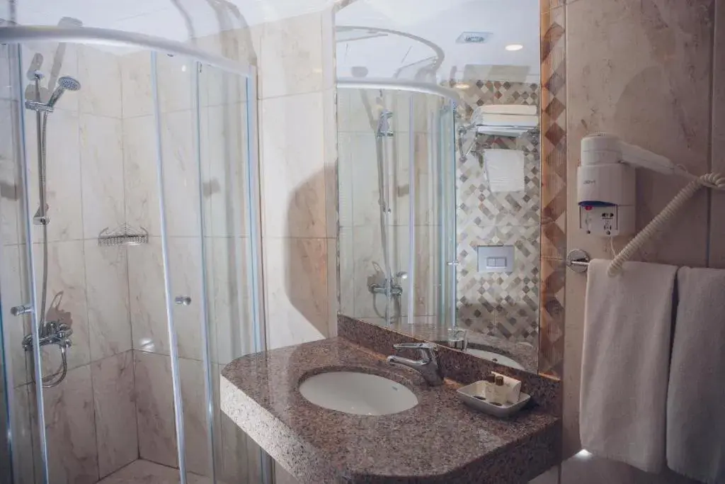 Bathroom in L'ancora Beach Hotel