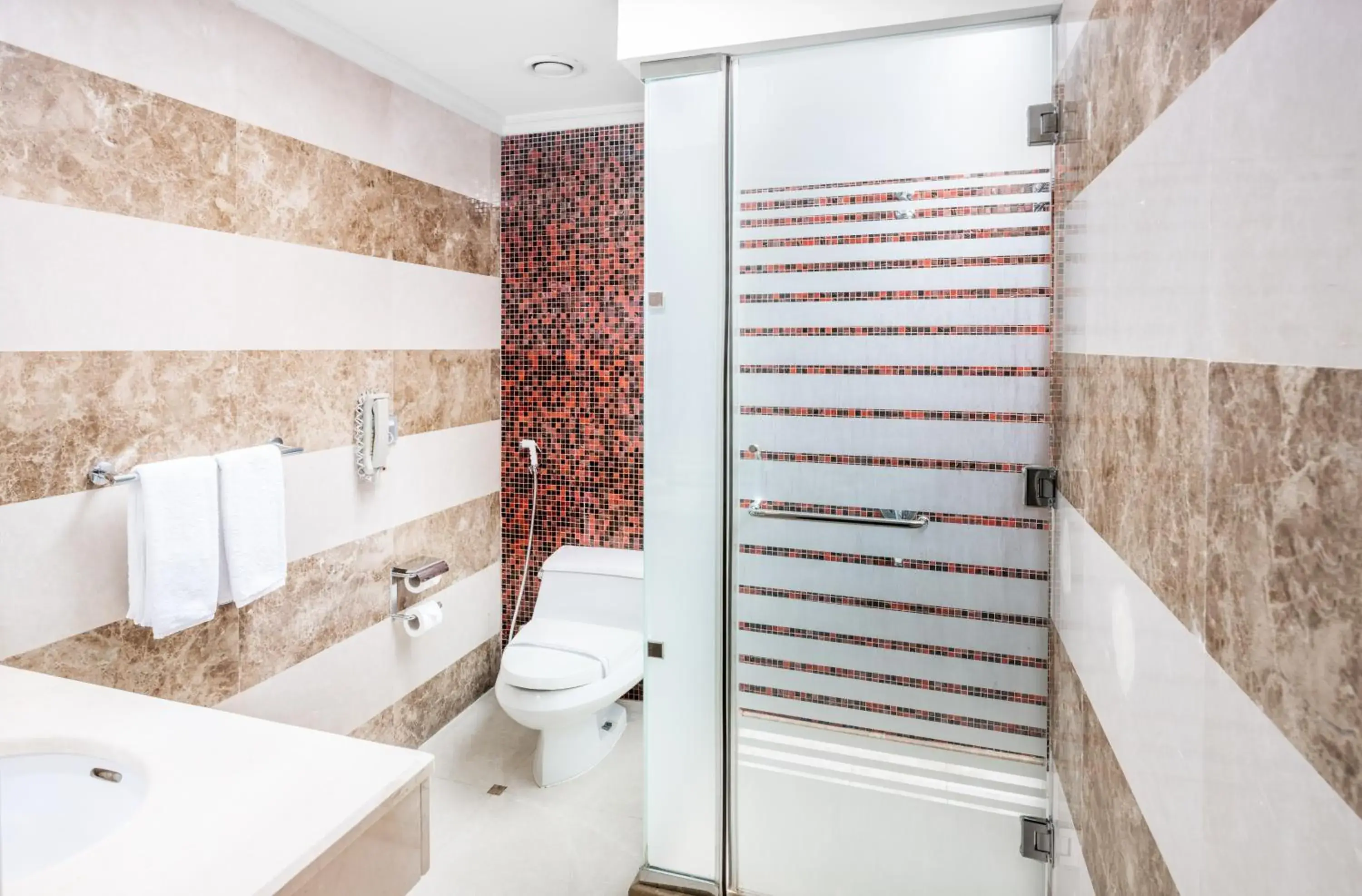 Bathroom in Al Aqeeq Madinah Hotel