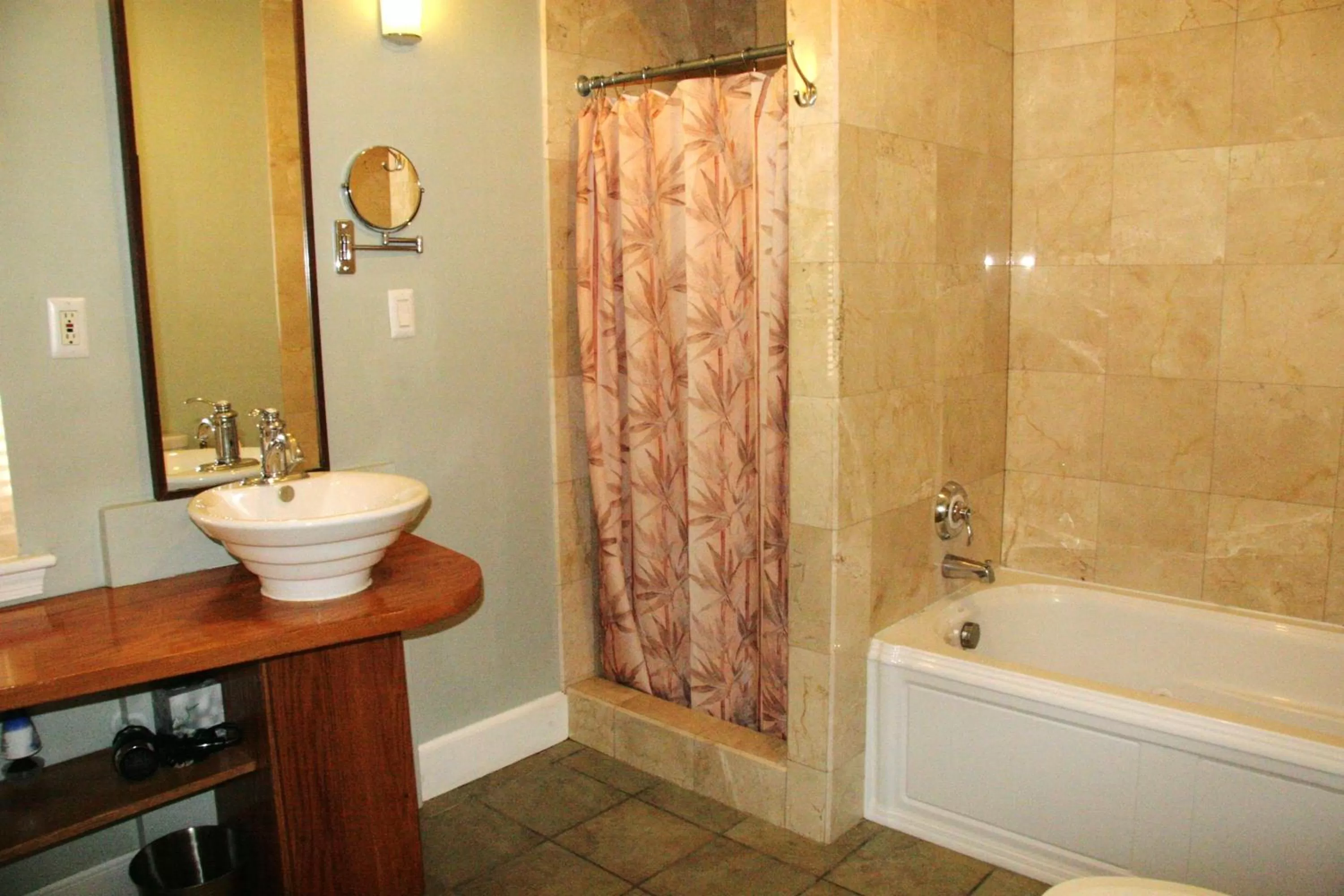 Bathroom in Morris House Hotel