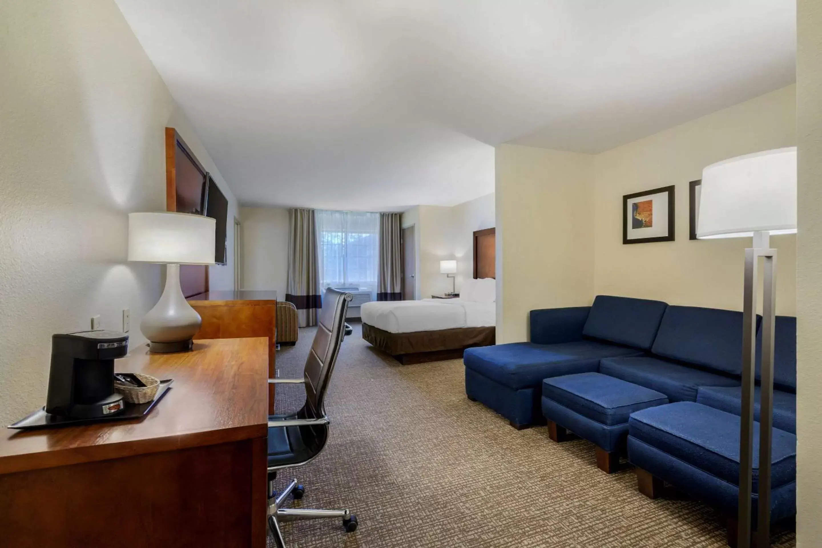 Bedroom, Seating Area in Comfort Suites Johnson Creek Conference