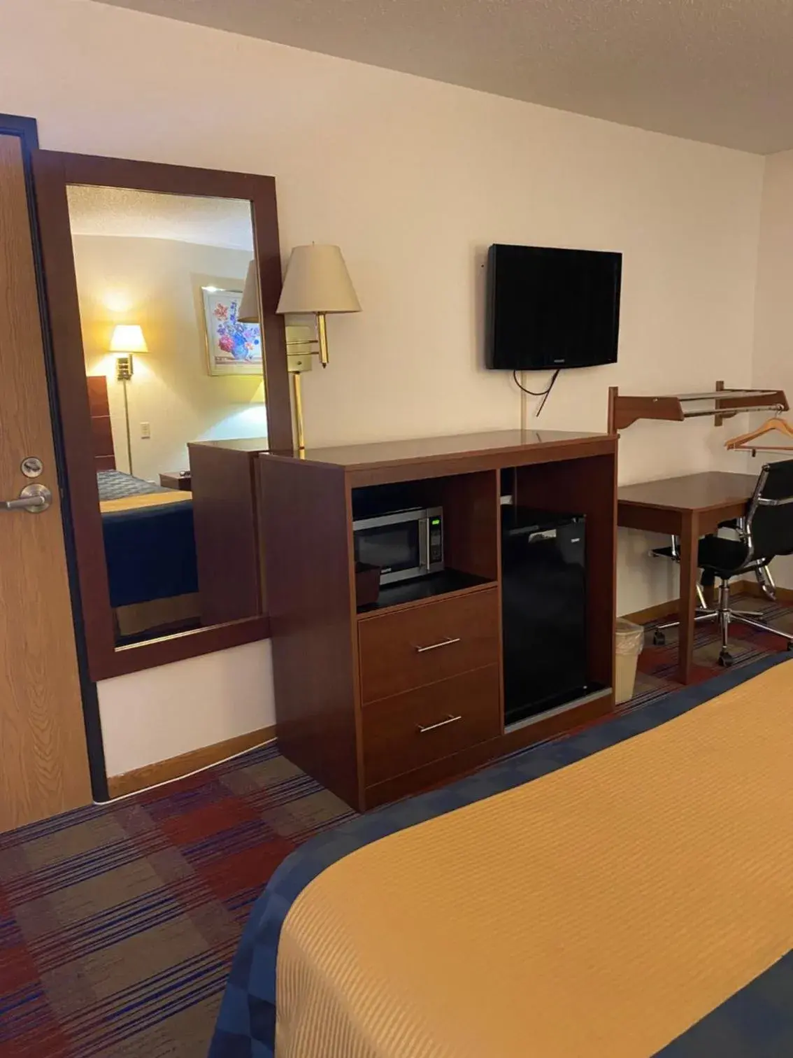 TV/Entertainment Center in Americas Best Value Inn Champaign