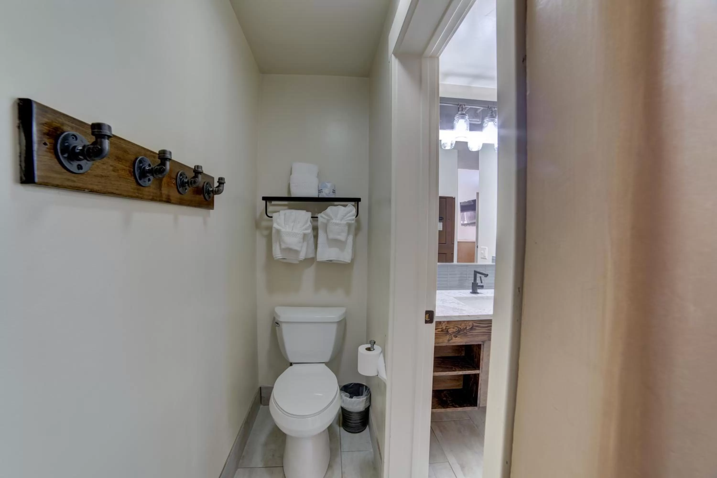 Toilet in The Gonzo Inn