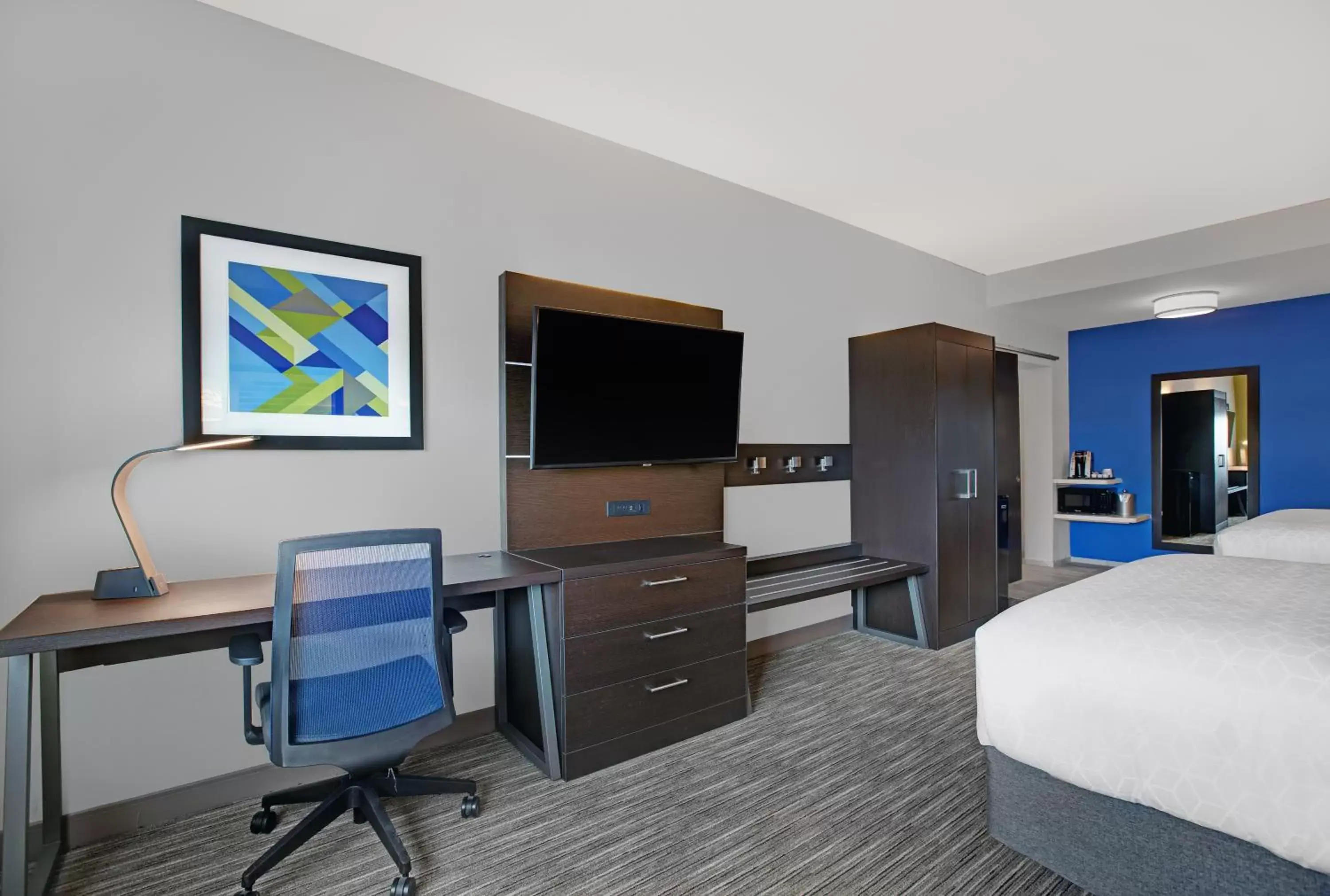 Bedroom, TV/Entertainment Center in Holiday Inn Express & Suites - Milwaukee - Brookfield, an IHG Hotel